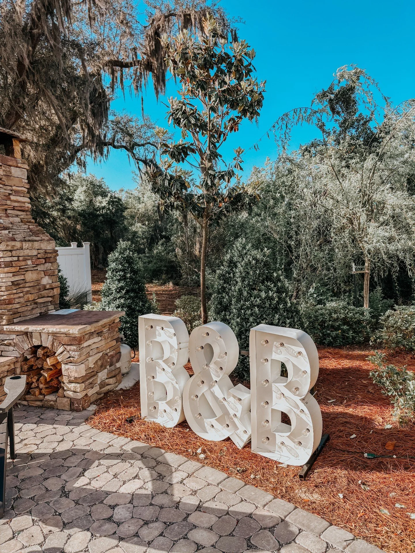 Nothing says &ldquo;the weekend officially started&rdquo; quite like giant marquee letters waiting outside 🍾 Congrats to the newly weds!

Small install. Huge impact.

Save this for your wedding weekend!