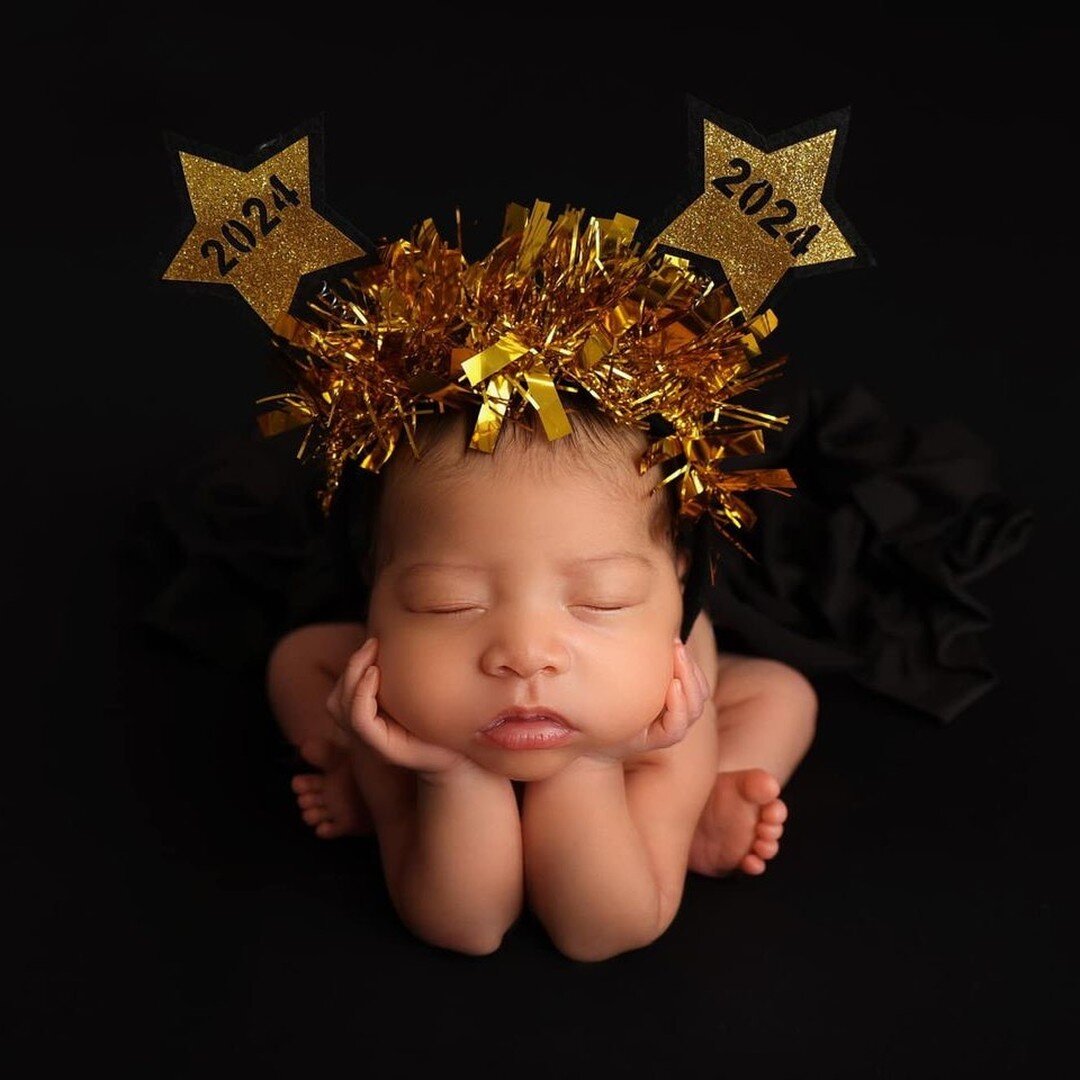 How are we a week in the New Year!?! Look at this beautiful baby from our associate Veronica! Did you know we have associates from East to West? We provide in home and studio shoots. Visit our site www.bookababyshoot.com to learn more!