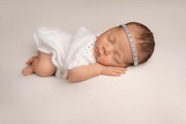 Such a cutie from our associate Patricia. This months theme is simple baby and so we are going to showcase our favorite images from our associates with the simplest images.

Need a newborn photographer? Our associates have been trained by @anabrandt 