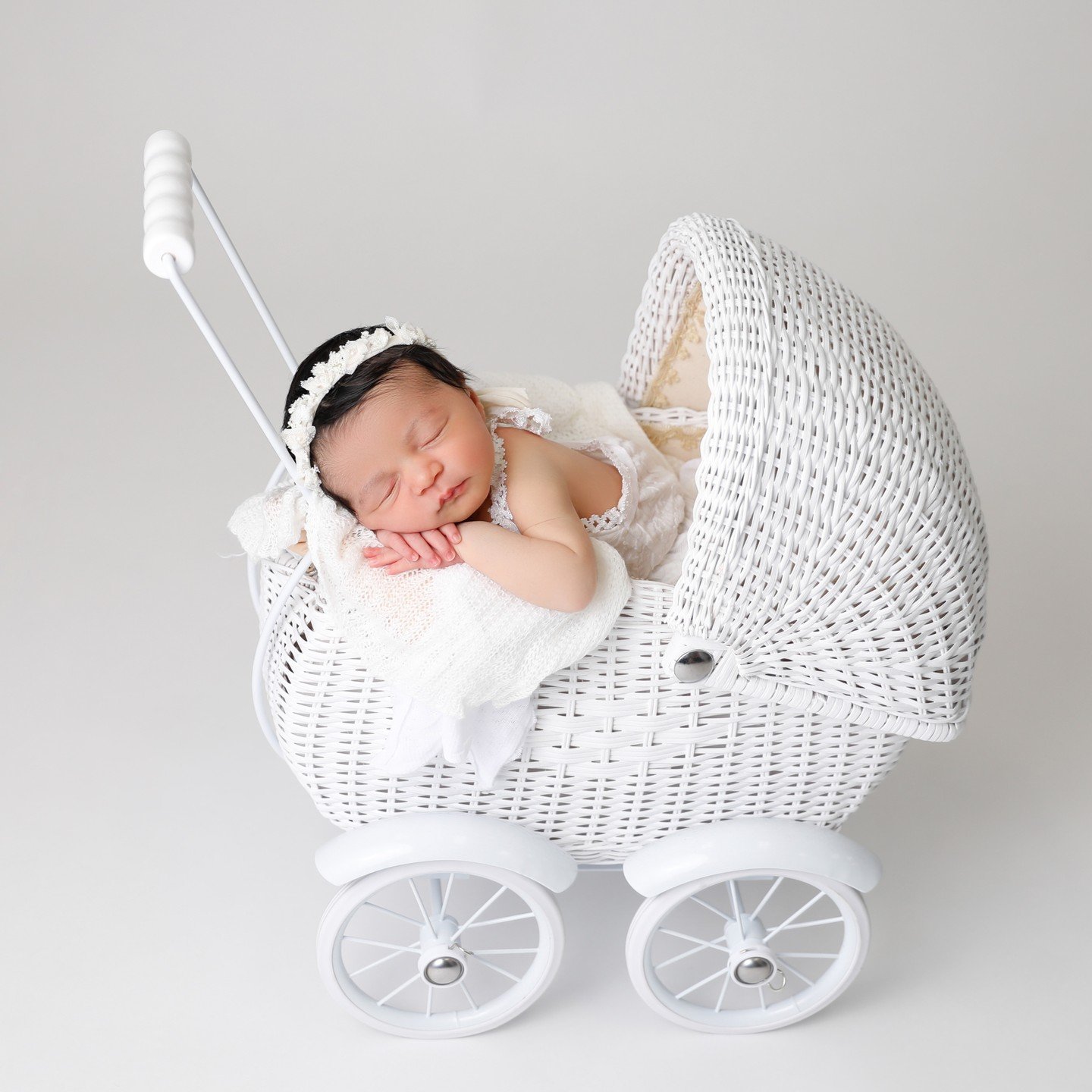 classic modern baby is what we are all about....contact us to find a newborn photographer in your area...
Need a newborn photographer? Our associates have been trained by @anabrandt and are available from east to west. Reach out for a special offer i