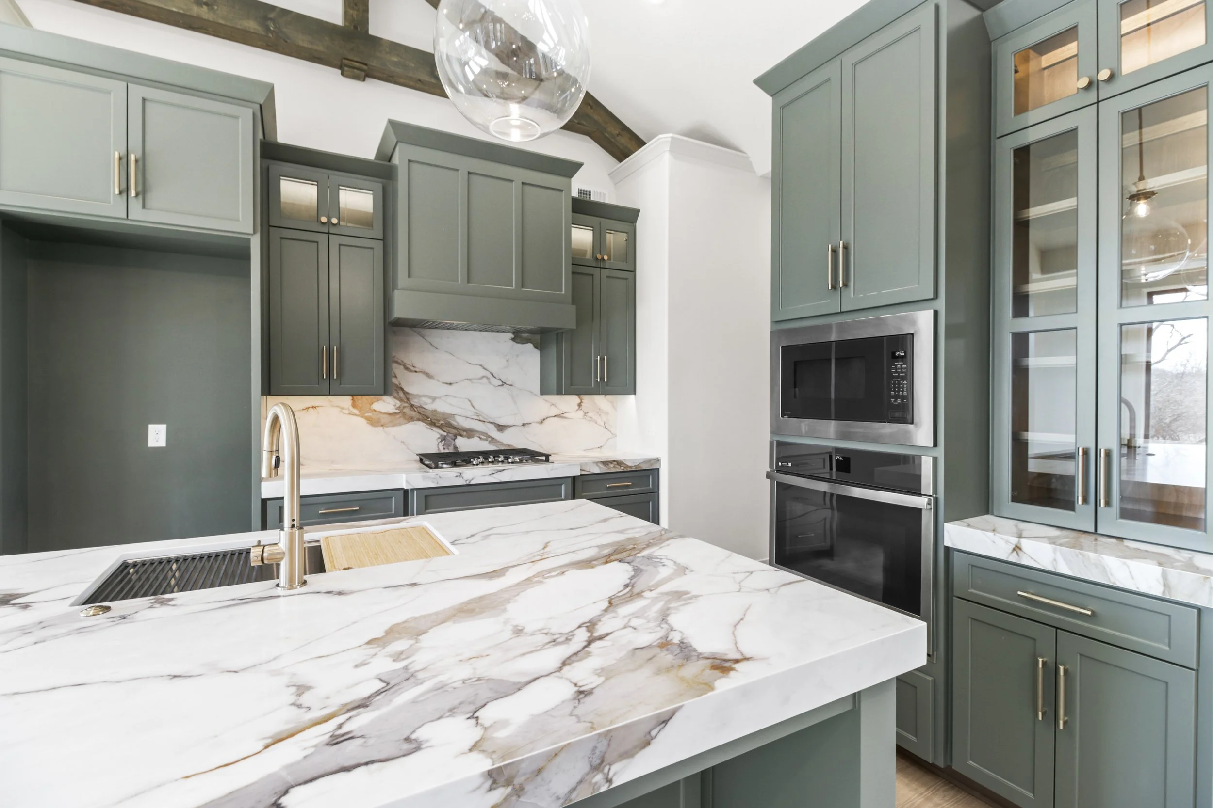 custom-home-modern-kitchen.jpg