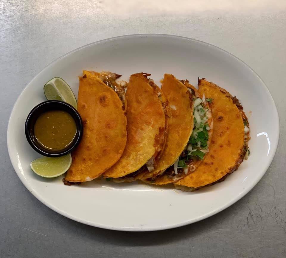 Quesabirria Tacos từ Su Casa Marquez.
