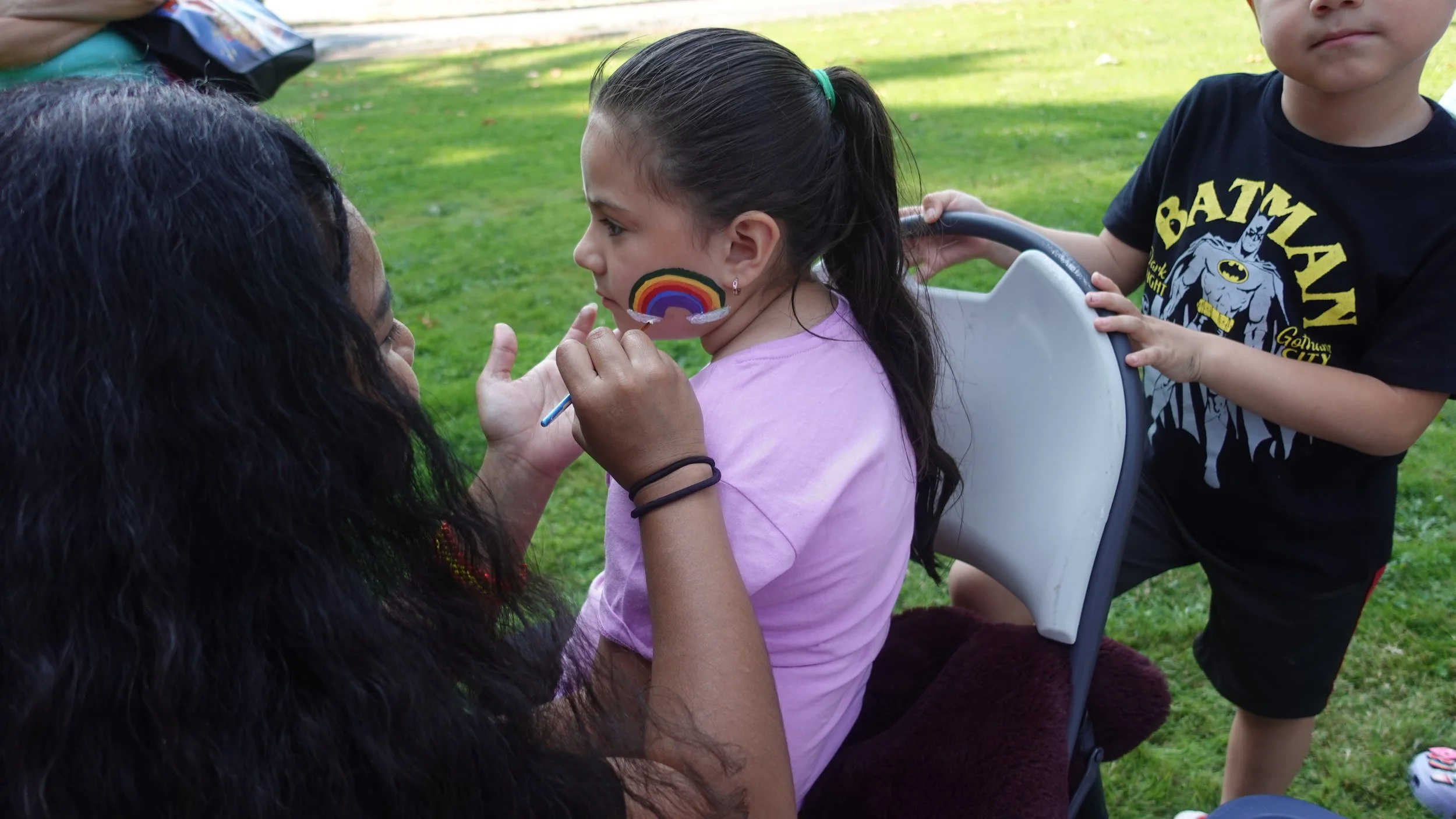La coordinadora de Fourth Plain Community Commons, Gemma Somol, pinta la cara de los niños en Art In The Park.