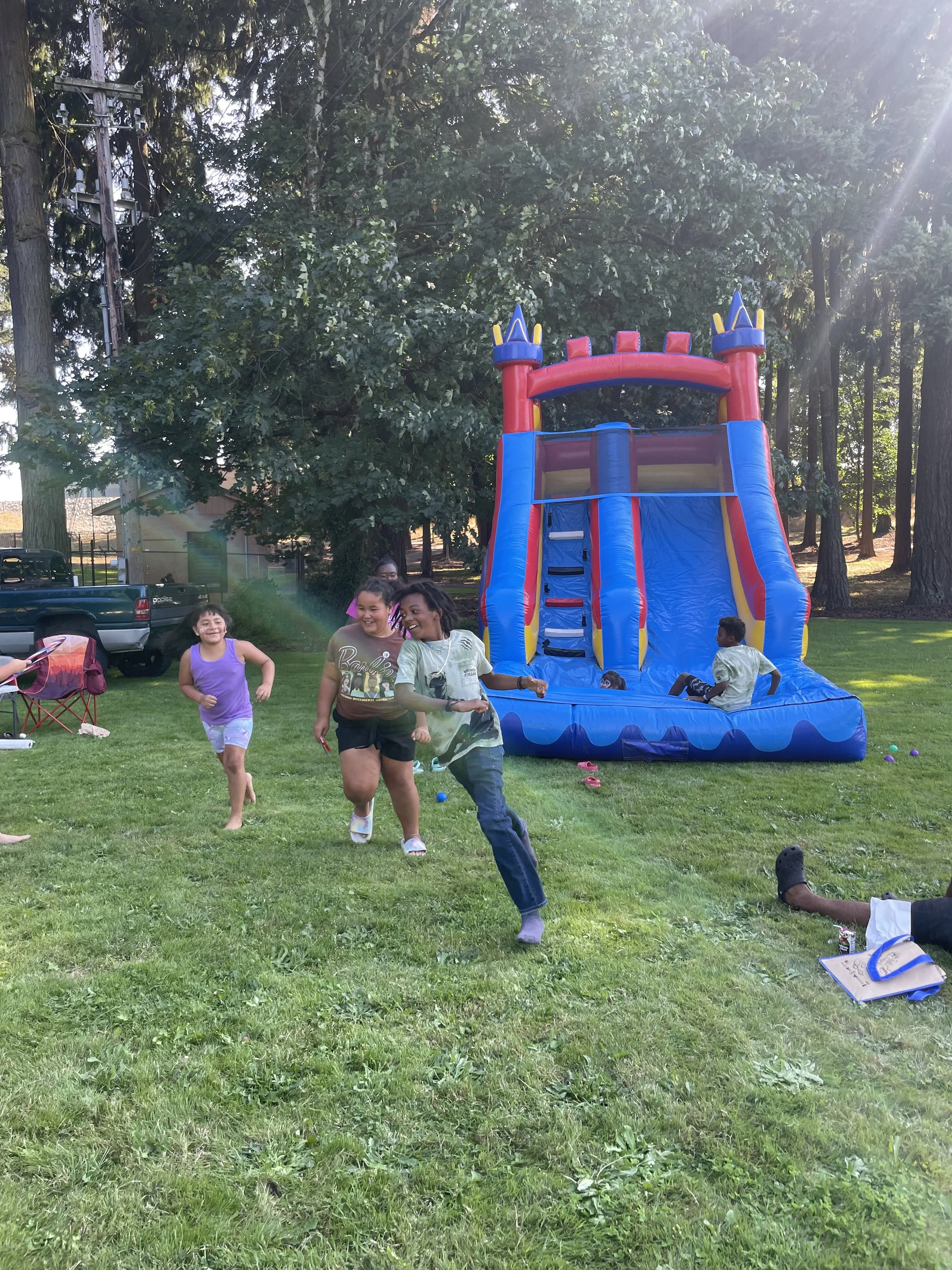 Niños correteando en Art in the Park.