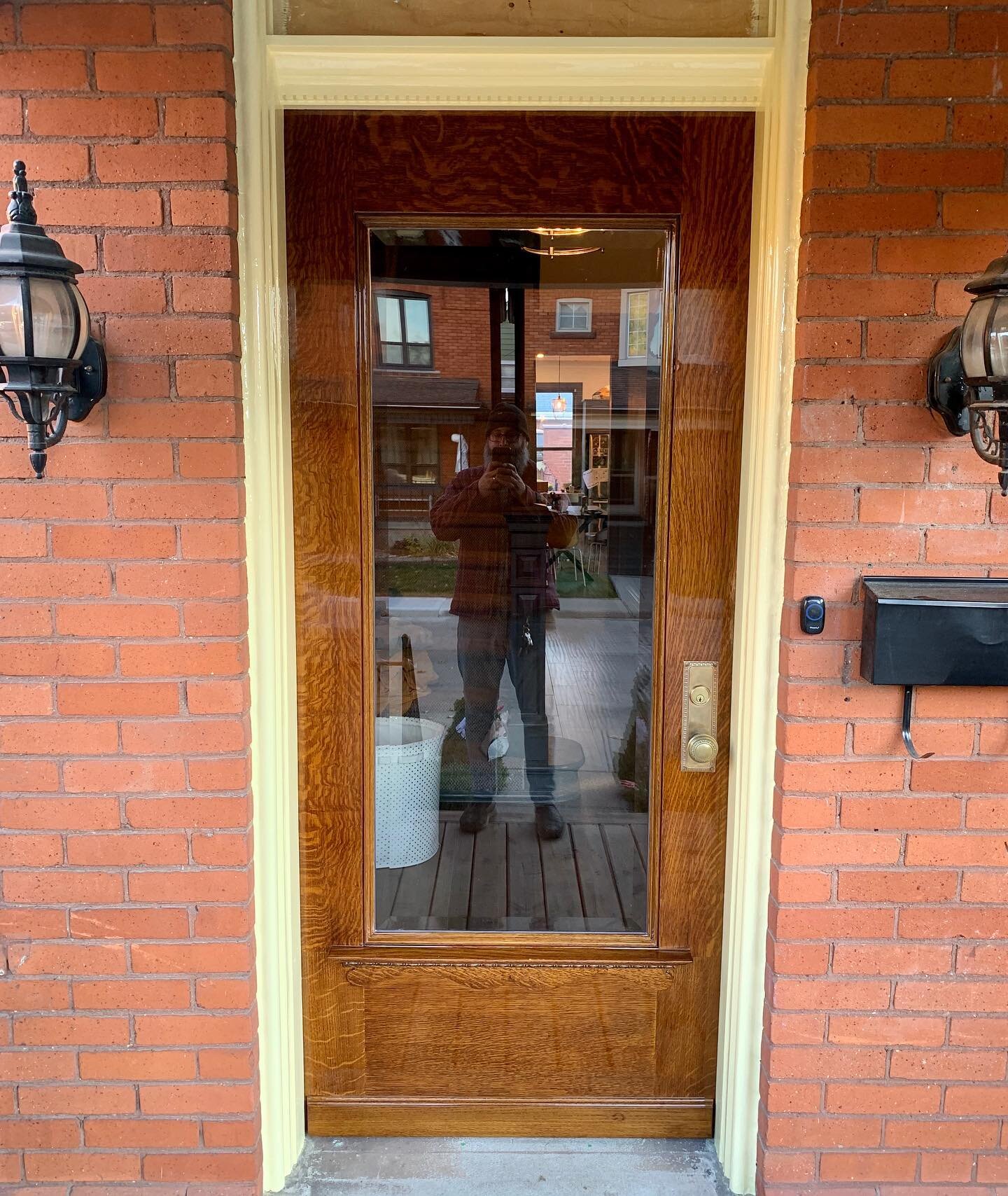 We started with restoring the entry door and jamb, bringing them back to life. The door received a glow up and was finished with Le Tonkinois marine varnish. The jamb had the aluminum capping removed, some repairs, and was painted with @finepaintsofe