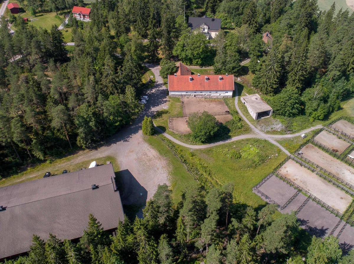 Ilmakuva Tähkäpään maneesista ja tallialueesta Littoisissa