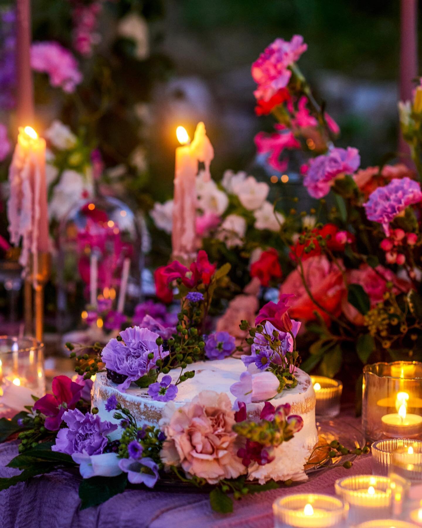 CAKE CUT - Are you including this sweet tradition at your wedding? 

The wedding cake has long been a symbolic detail&mdash;the tradition of breaking the cake (or, at the time, bread) over the bride's head dates back to the ancient Romans. Of course 