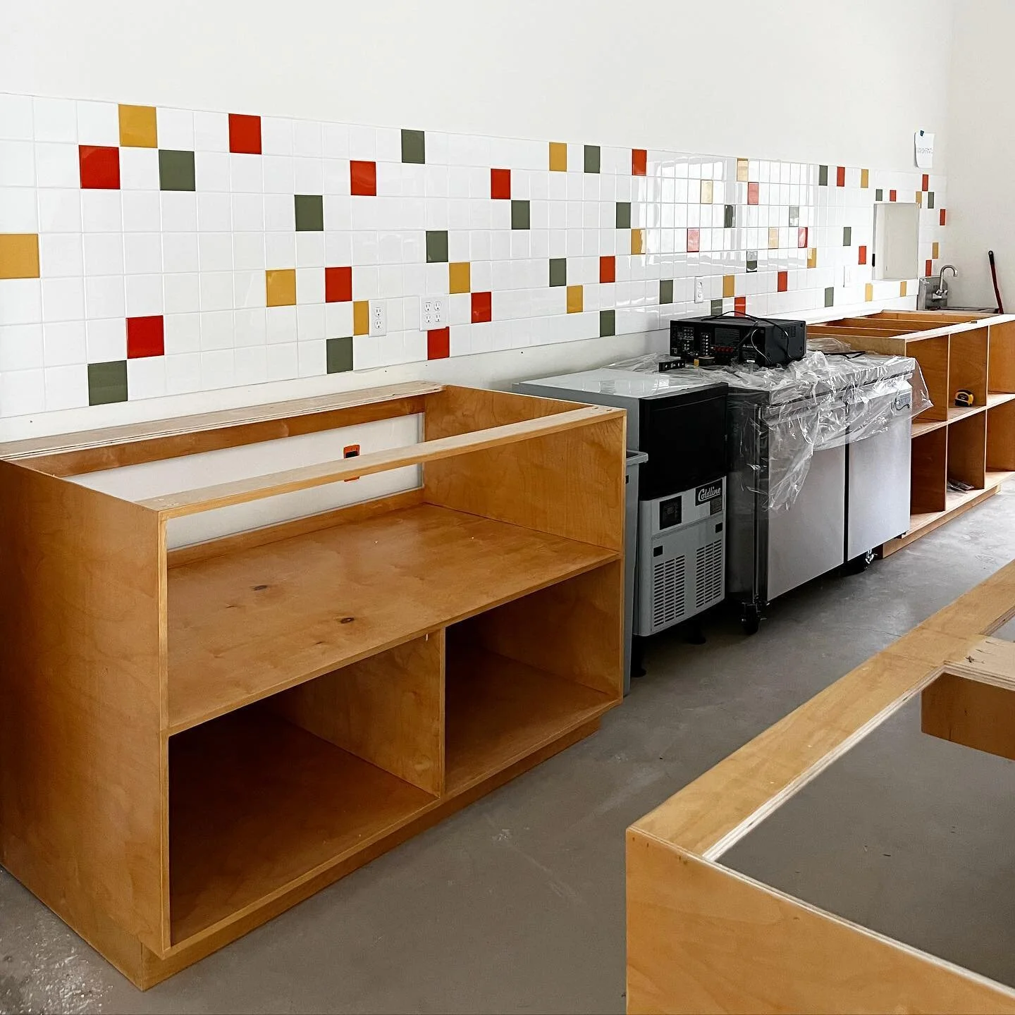 and just like that there were tiles and cabinets 📖

🪵: @studioglagola + @slutskylumber 
🏁: @scott_frost_design + @vmessner 
🎨: @thekittykuddler