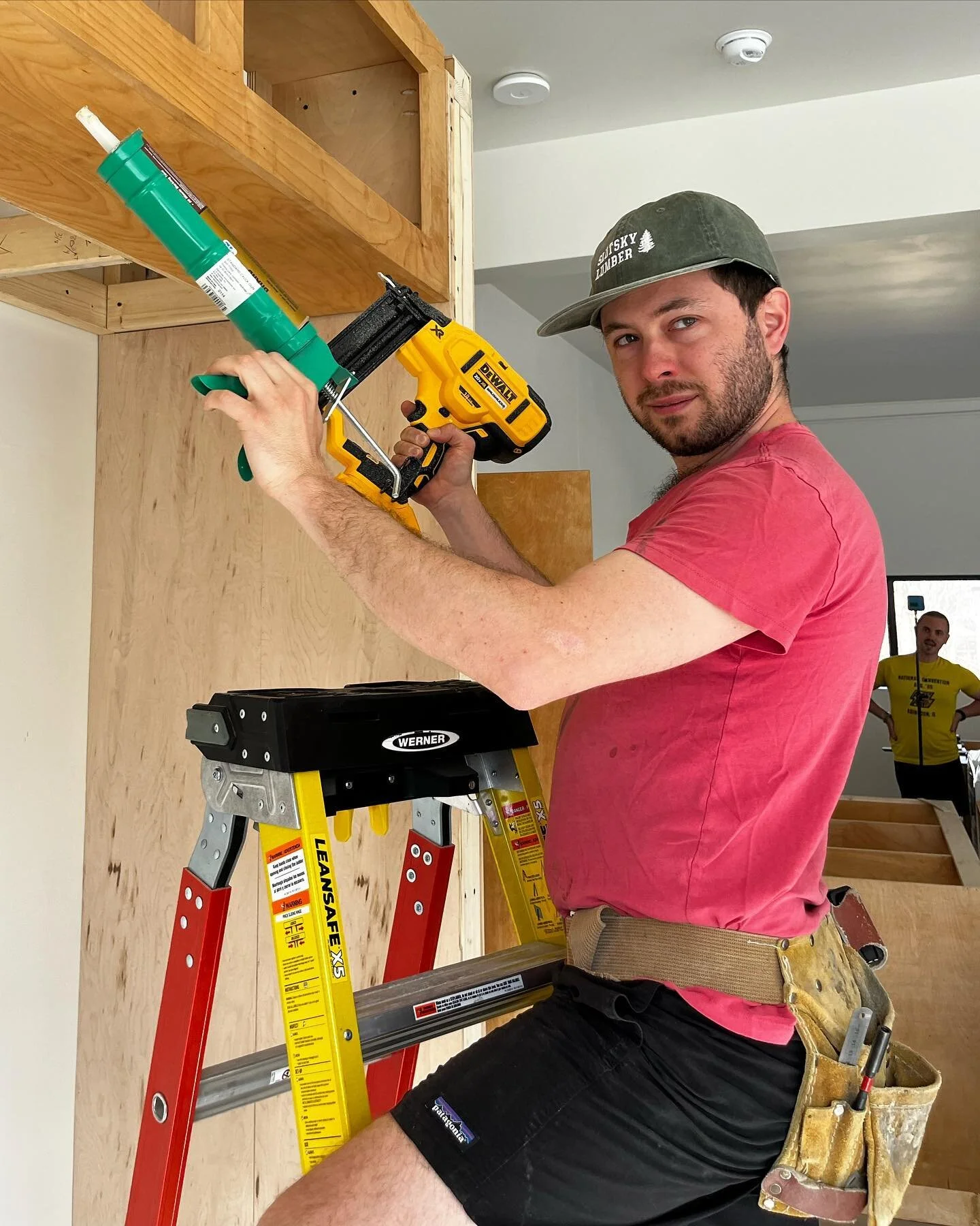 our friend and carpenter @studioglagola bringing out that @slutskylumber hat and those @patagonia shorts 🔥🔥

#welovetoseeit #slutskywood

👀 @scott_frost_design in the back

built-in 🎨 concept: @thekittykuddler
