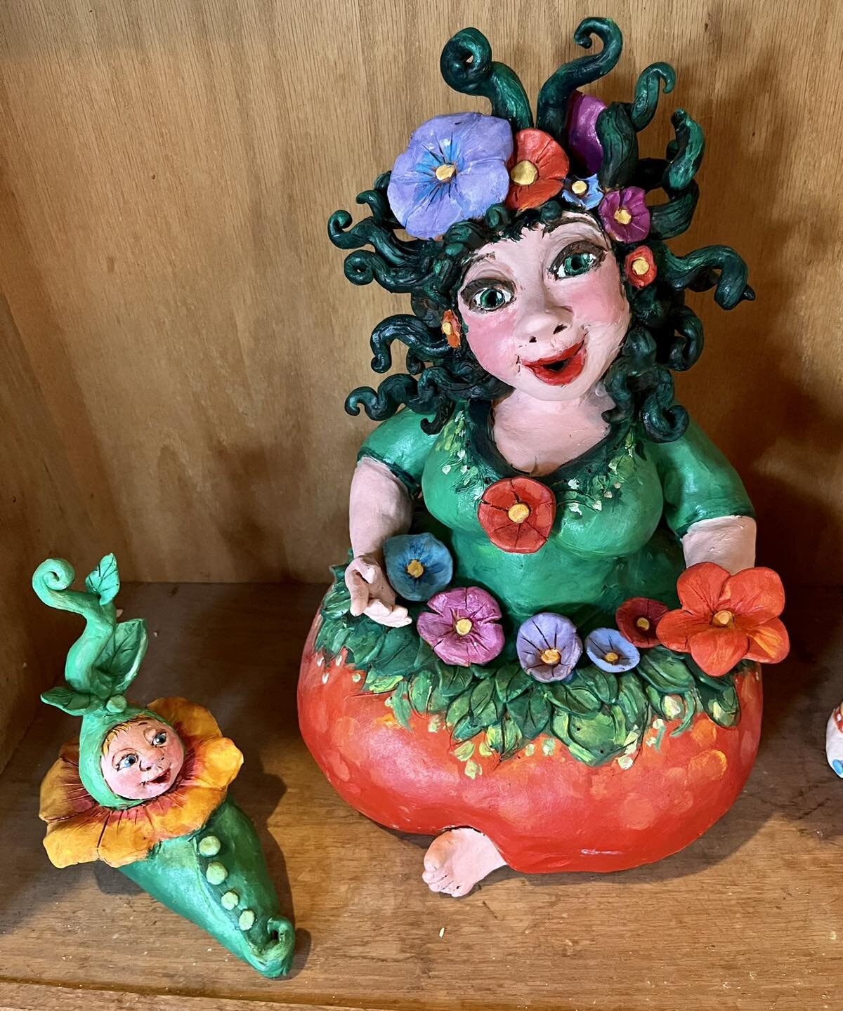 Happy gardening from my &ldquo;Garden Goddess &ldquo; and &ldquo;Pea pod Baby&rdquo;😄
2 of my favorites in my remaining sculpture collection. Stoneware clay with acrylic stains.