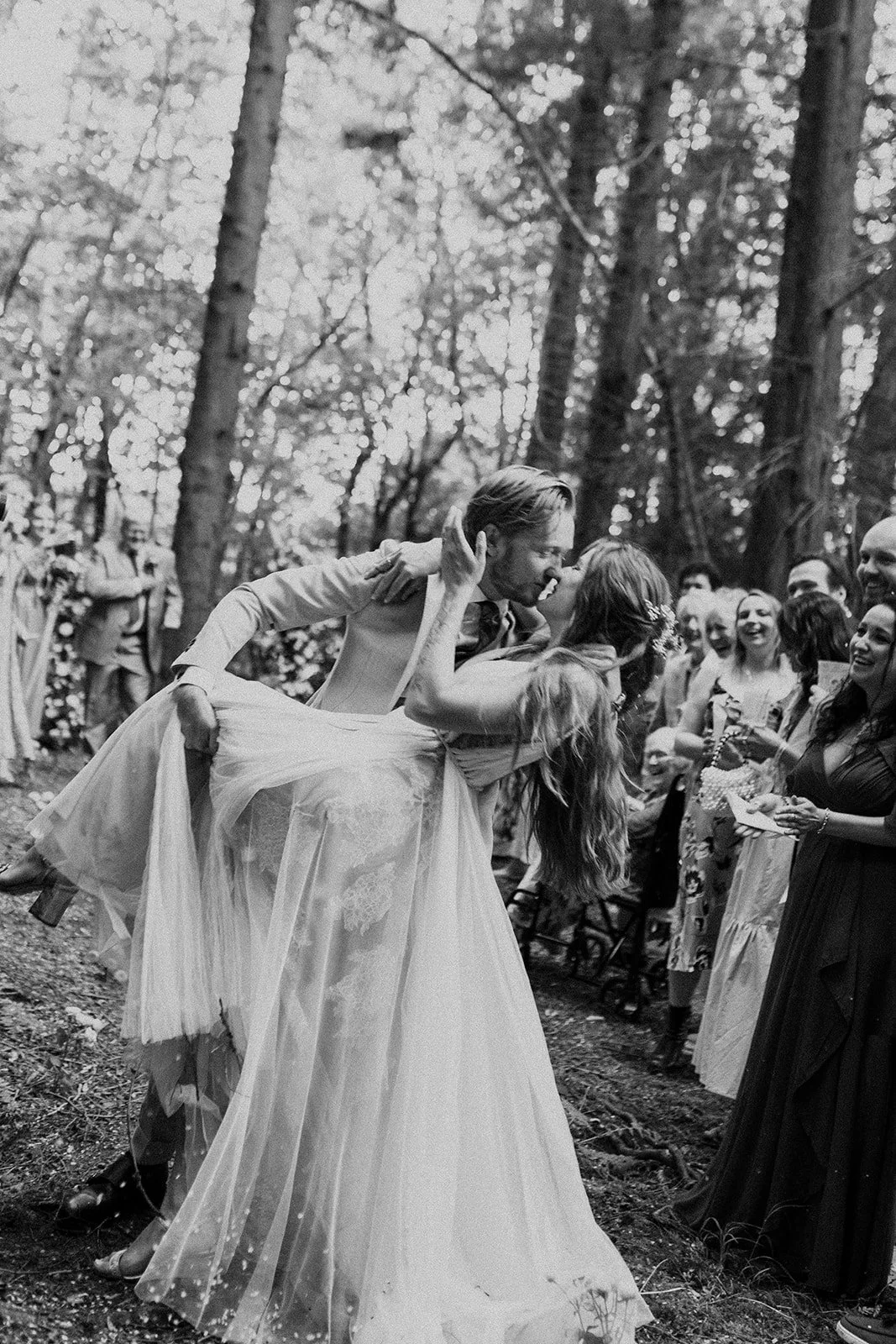 How to Nail the Perfect Dip Kiss on Your Wedding Day