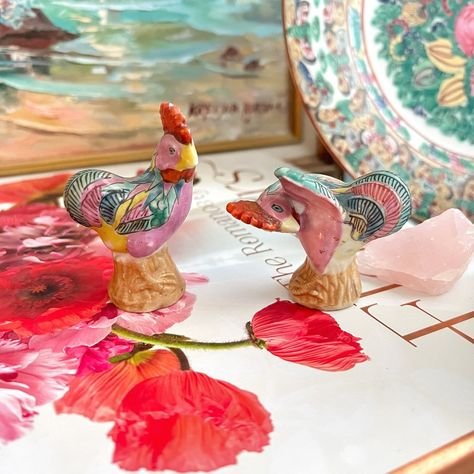 Famille Rose Rooster Figurines