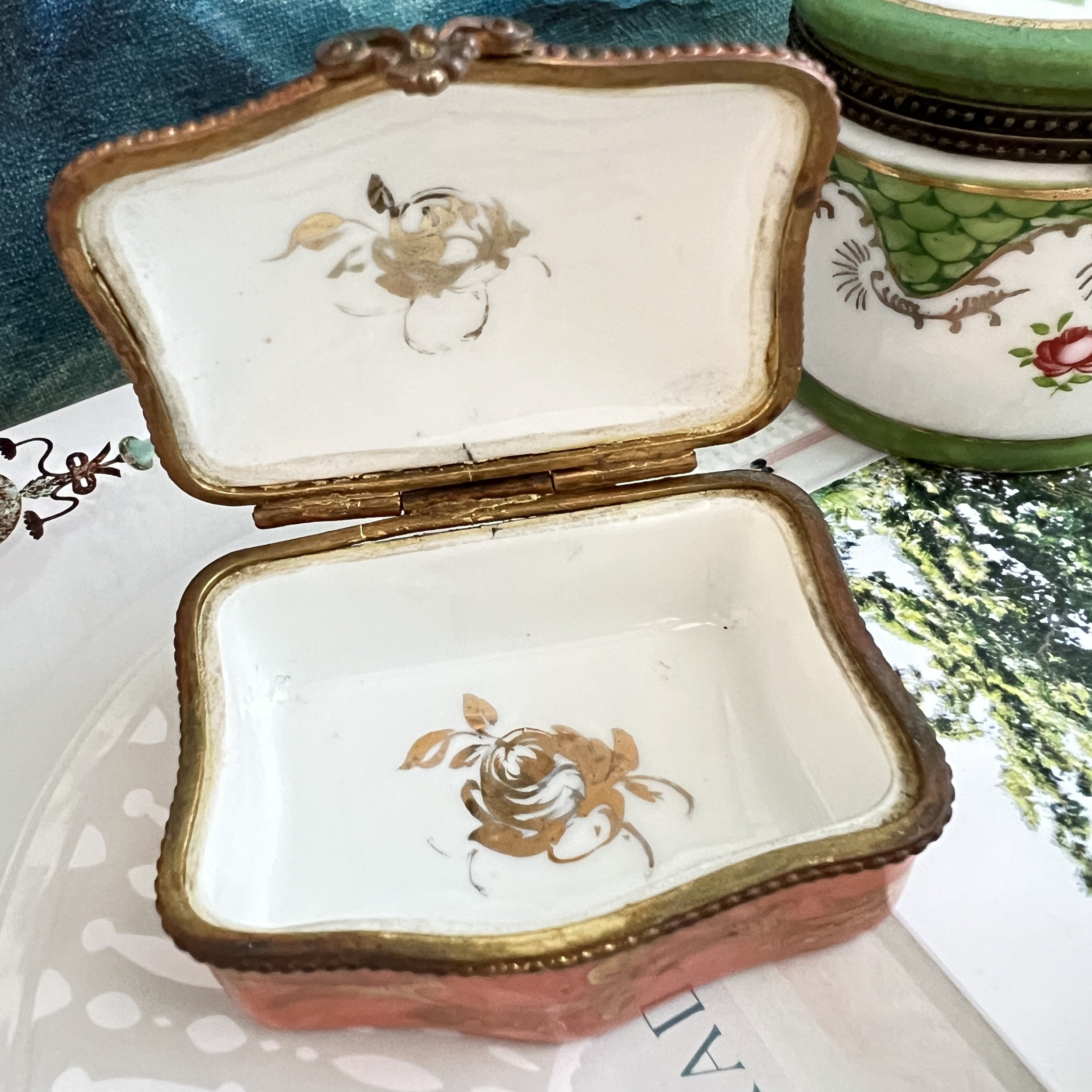 stashestates-porcelain-boxes-6.jpeg