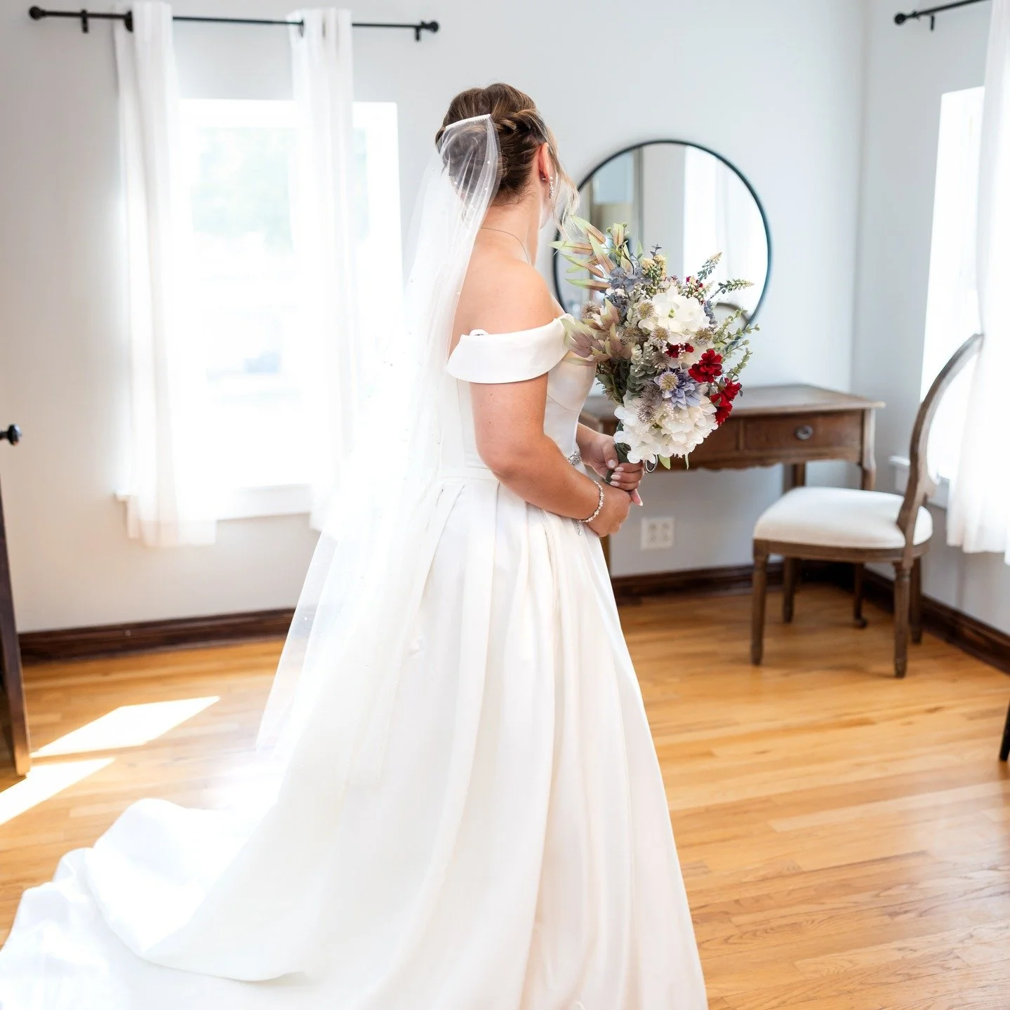 The fun begins while getting ready 😄
Grace and her bridal squad started the day in the bridal house at Country Coach House.

💇&zwj;♀️ @styles_by_nic | and @hareandcomb 
📸 @KayWarnerPhoto
🏡 @country_coach_house 
📍 Burlington, IL

#countrycoachhou