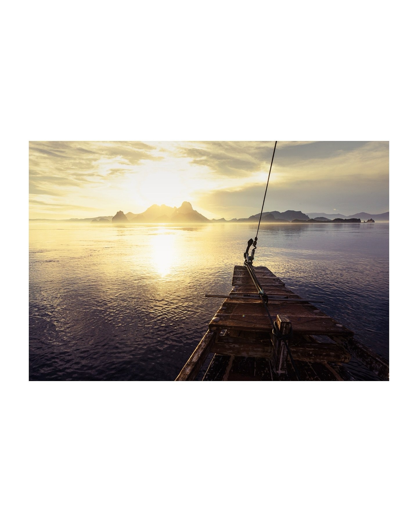 Sunrise in Labuan Bajo. Calm water, fresh morning air and a view that never gets old. Dreaming of more travel adventures in 25. #lebaunbajo #FloresIndonesia #MorningVibes #Adventures