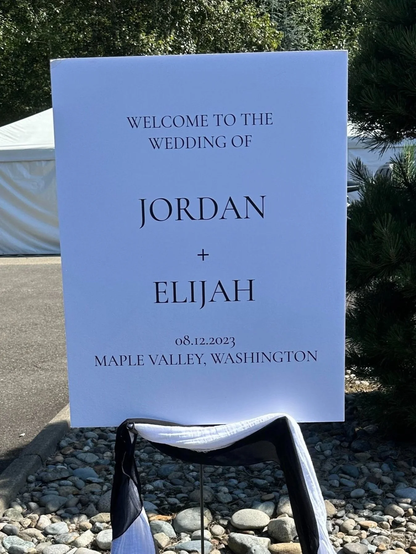 Jordan+and+Elijah+-+Welcome+Sign.jpg