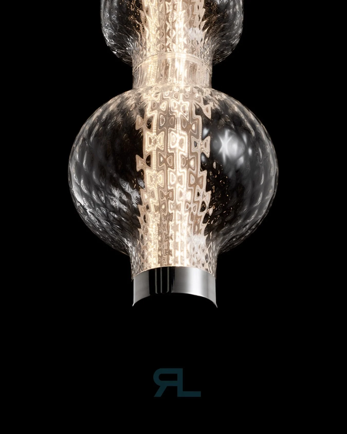 ALAMBICCO

A study in light, material and transparency.

Blown glass elements surround an extruded aluminium core, creating a layered composition where texture and transparency shape the way light is diffused. 

A redefined balance of technology and 
