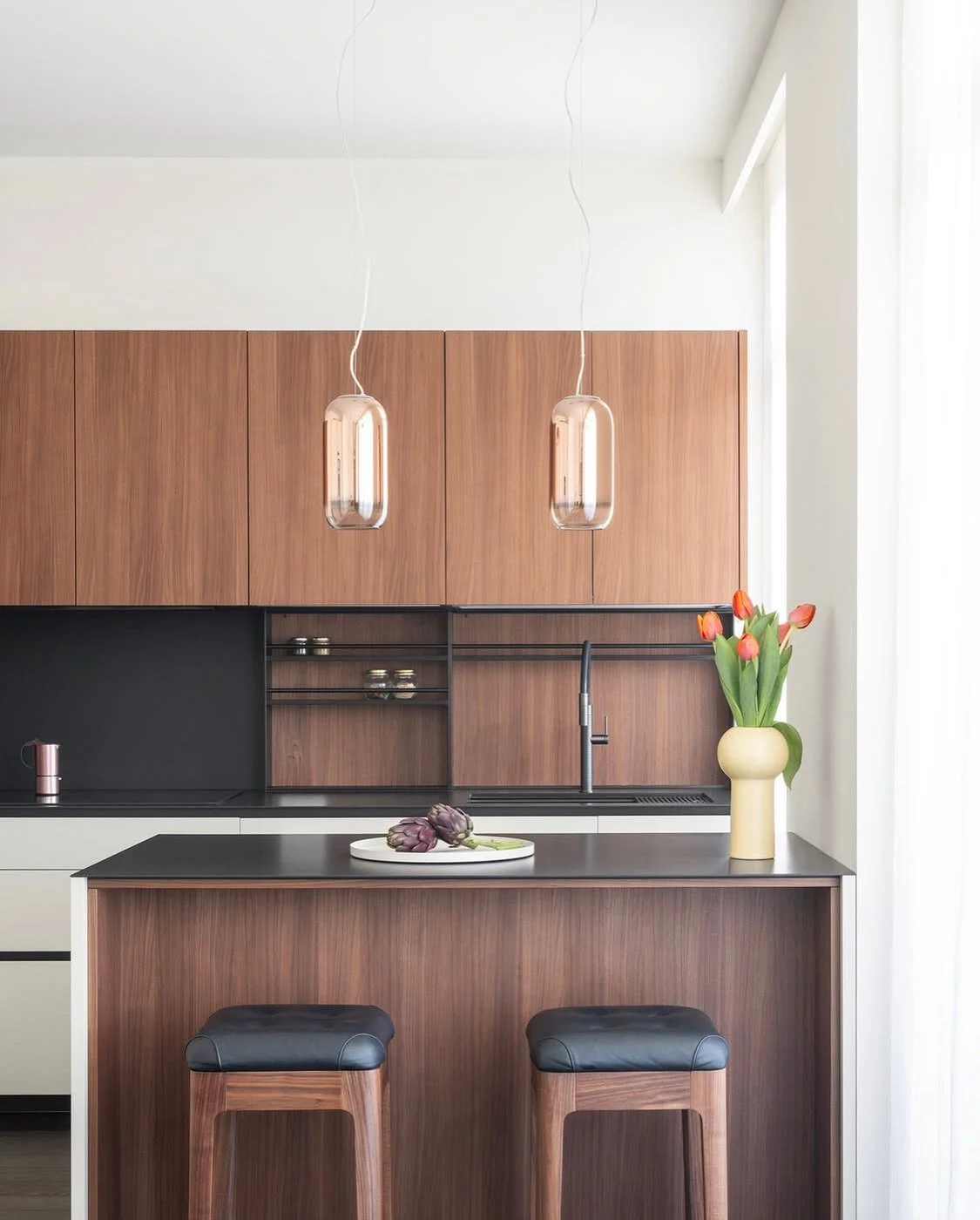 The Gopal becomes part of the architecture, reflecting the warm tones of the space and changing with the light around it. 

#artemidelighting #gople #italianlighting #richmondlighting #bjarkelngelsgroup