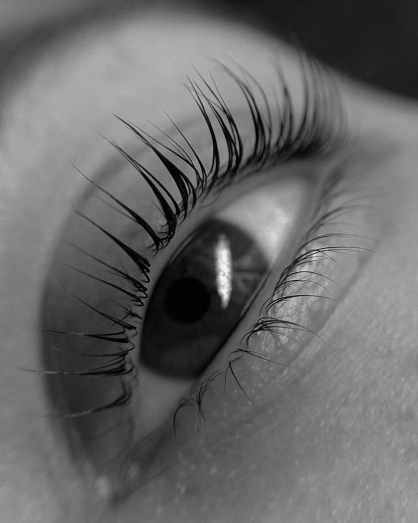 Get the natural lash look you always wanted and leave your mascara behind! Our lash lift and tint services are here to give you the gorgeous, curled and tinted lashes you've always wanted. Say goodbye to flat, lifeless lashes and hello to beautiful, 