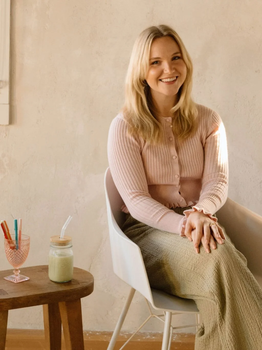 What lights me up these days? 💡This time of year can be hectic, making it easy to forget the things that bring us joy. Here are some of my current little pleasures:

📺&nbsp;GUILTY PLEASURE SHOW
Stranger Things

🎶&nbsp;WHO I&rsquo;M JAMMING TO
Hozi