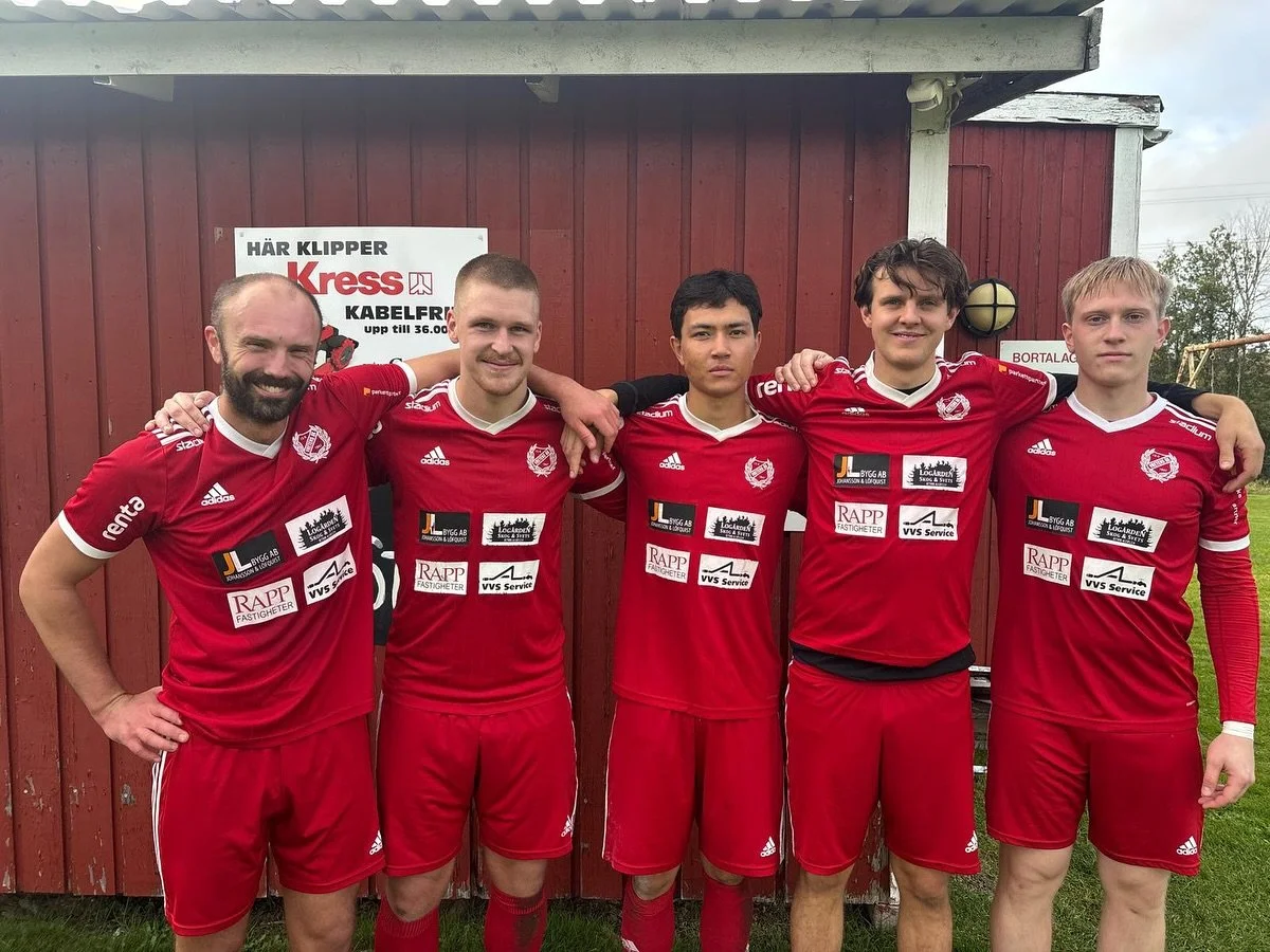 U-laget avslutar s&auml;songen med seger! 🔴

Benji stod f&ouml;r ett hattrick 🎩 Oscar och Jacop n&auml;tade, och David rundade av med ett Drogba-firande, tre streck i marken efter fulltr&auml;ffen 😅

Matchens lirare blev Alwin, som styrde mittf&au