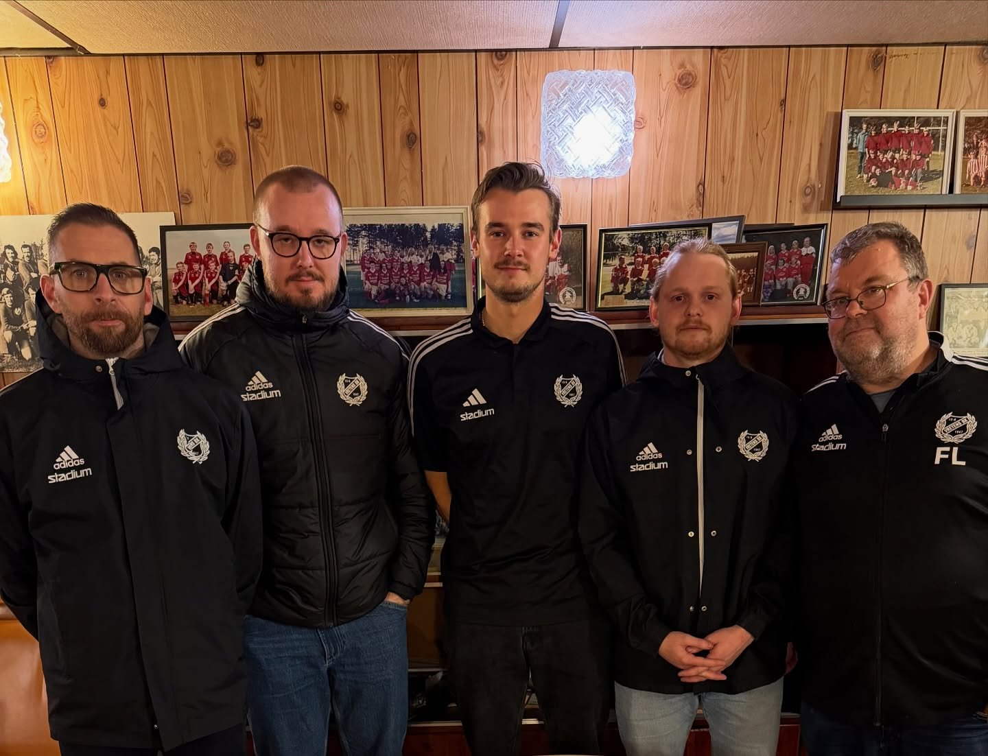 Ledarstaben f&ouml;r s&auml;songen 2026 &auml;r fastst&auml;lld och f&ouml;rblir of&ouml;r&auml;ndrad fr&aring;n f&ouml;reg&aring;ende &aring;r. 🔴

Mattias forts&auml;tter i rollen som huvudtr&auml;nare, med Arvid och Anton som assisterande tr&auml;