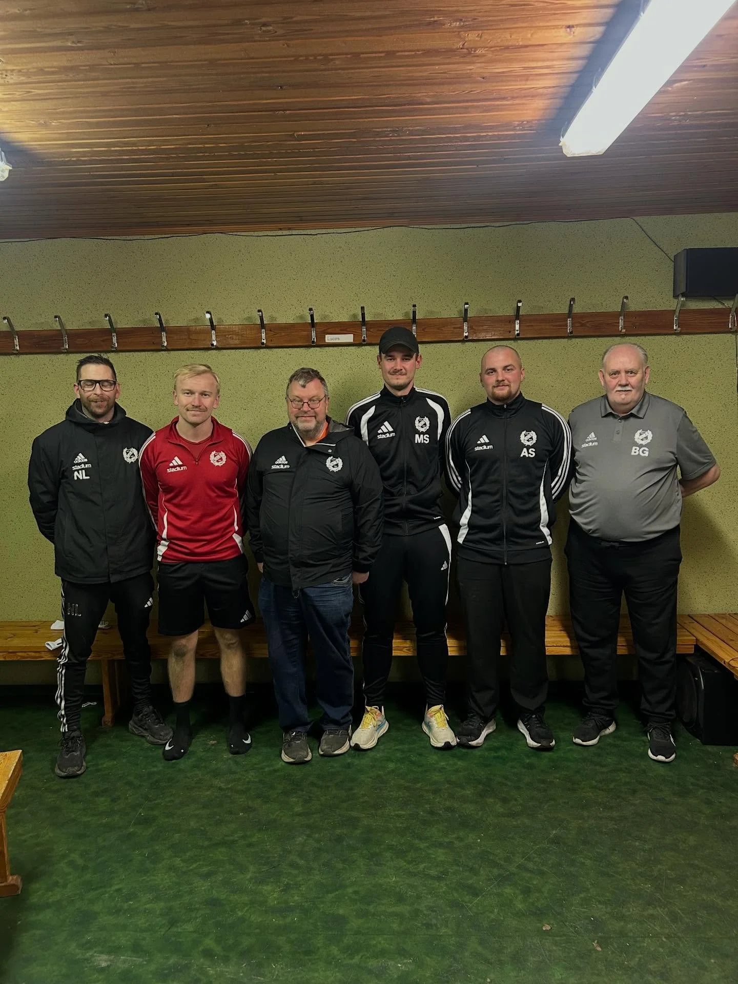 Det har skett f&ouml;r&auml;ndringar kring ledarstaben 2026!🔴

Arvid har best&auml;mt sig f&ouml;r att g&ouml;ra comeback som spelare! 

Anton Wernersson har tagit ett kliv tillbaka men forts&auml;tter som lagledare!

Den nya konstellationen ser ut 