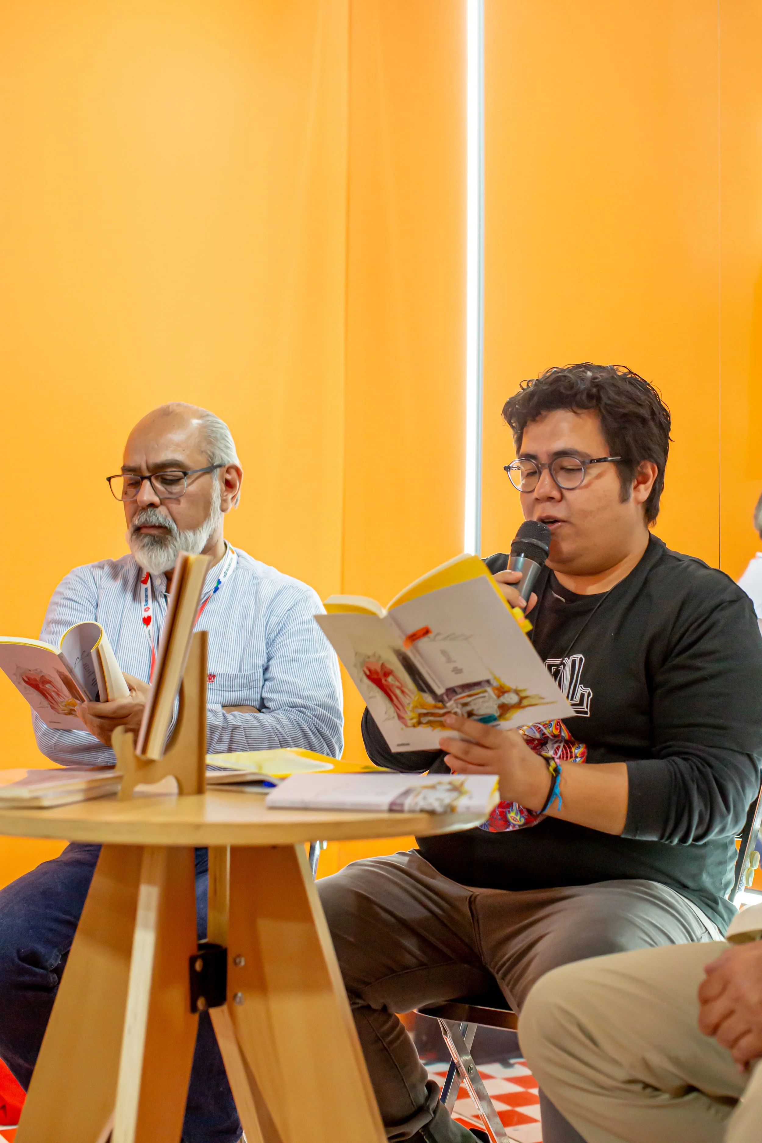 Fotografía de autor en compañía de Ricardo Sigala durante presentación de libro en la FIL Guadalajara 2025. Fotografía: Luis Linares
