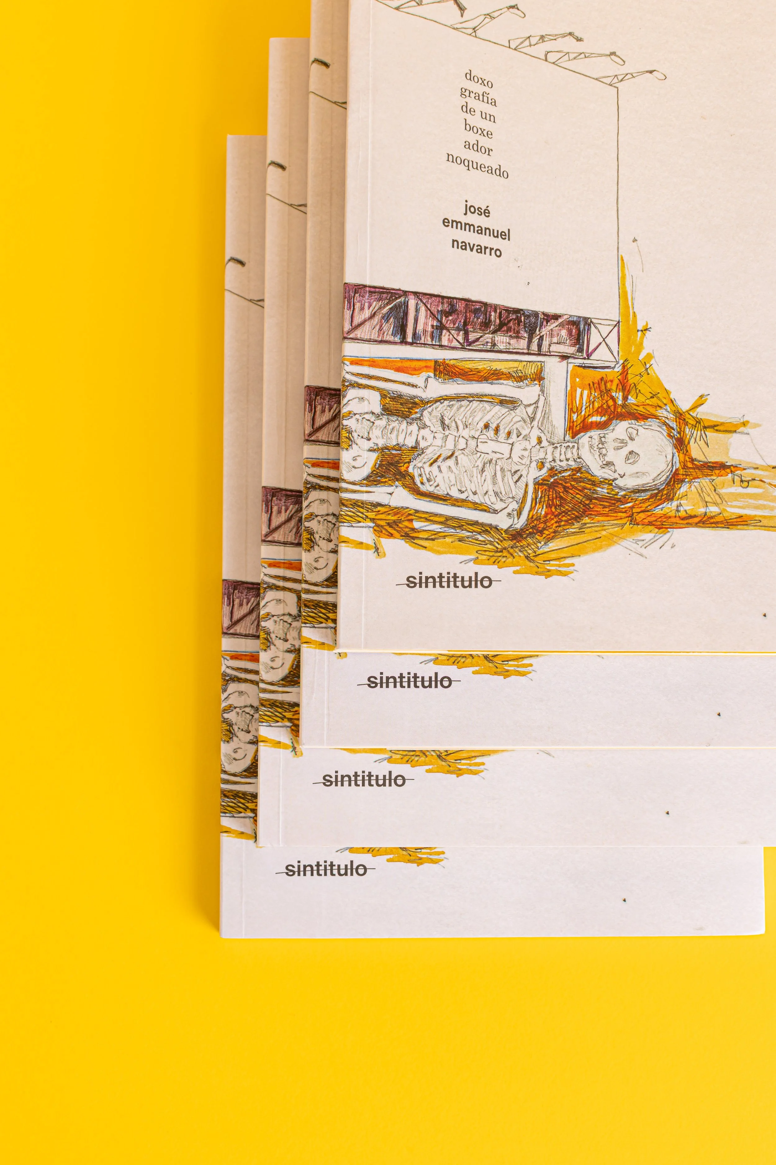 Fotografía en close-up de libros "doxografía" apilados en diagonal, con fondo color amarillo-mostaza. Fotografía © Luis Linares