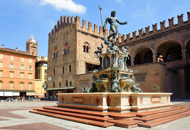 italy-bologna-piazza-del-nettuno.jpg