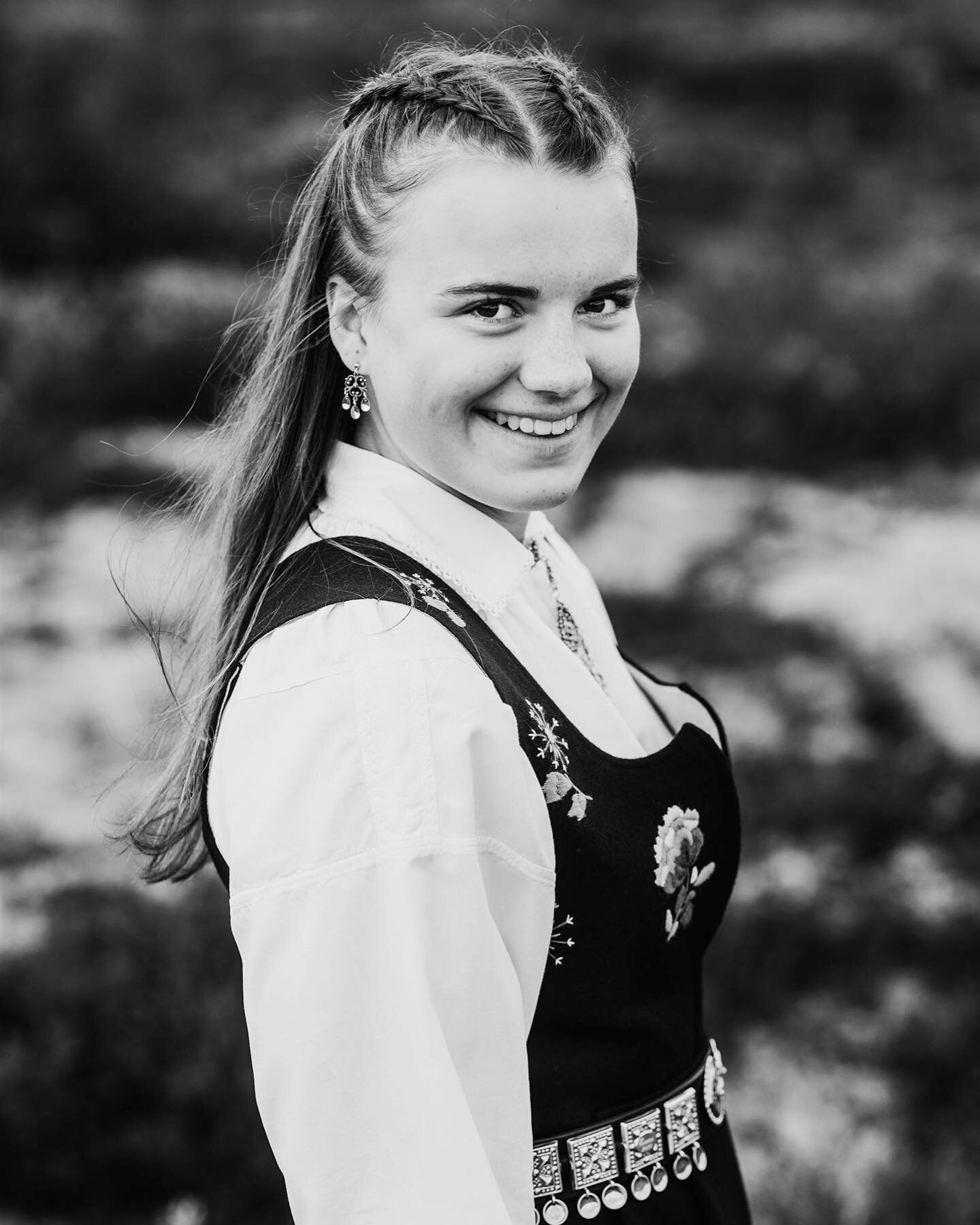 Flotte Eivor ✨ 
Jeg er s&aring; heldig &aring; f&aring; jobbe sammen med Eivor p&aring; @heimekoseleg ,og har derfor blitt godt kjent med denna jenta de siste &aring;rene! S&aring; &aring; f&aring; ta konfirmasjonebildene hennes var litt ekstra stas!