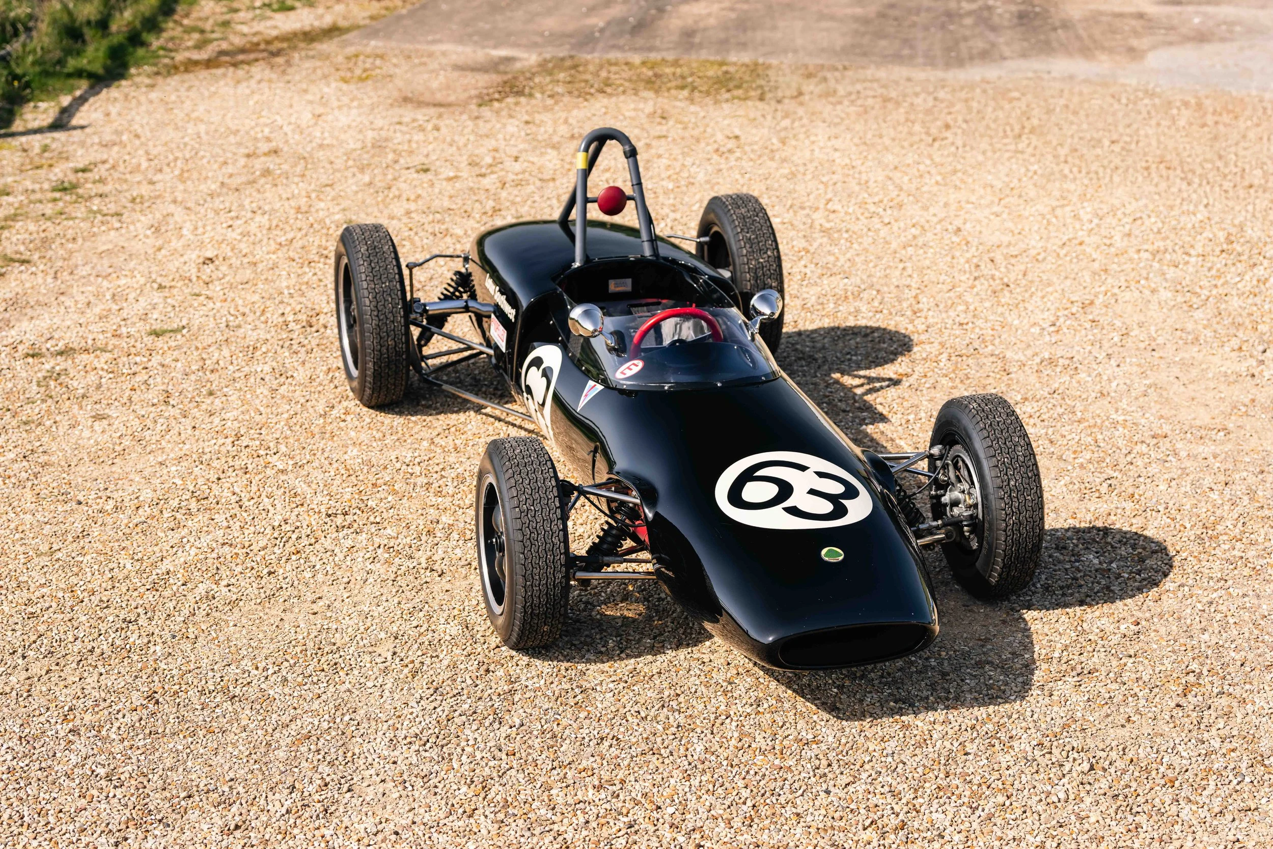 Lotus 20 Formula Junior – front three-quarter view, chassis 20-J-905, race number 63, black livery