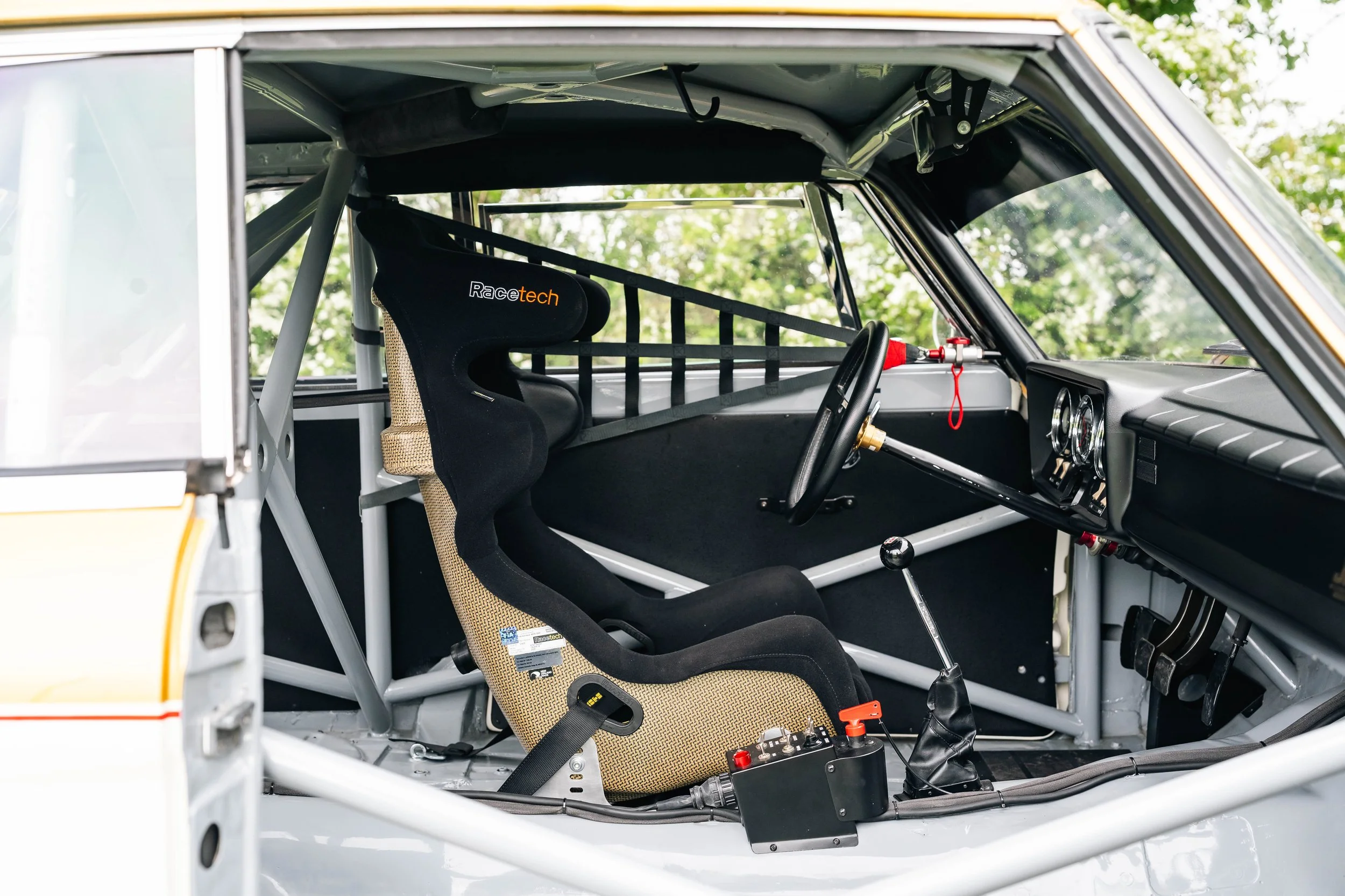 Studebaker Lark Daytona – Racetech seat and Custom Cages roll cage, interior safety detail