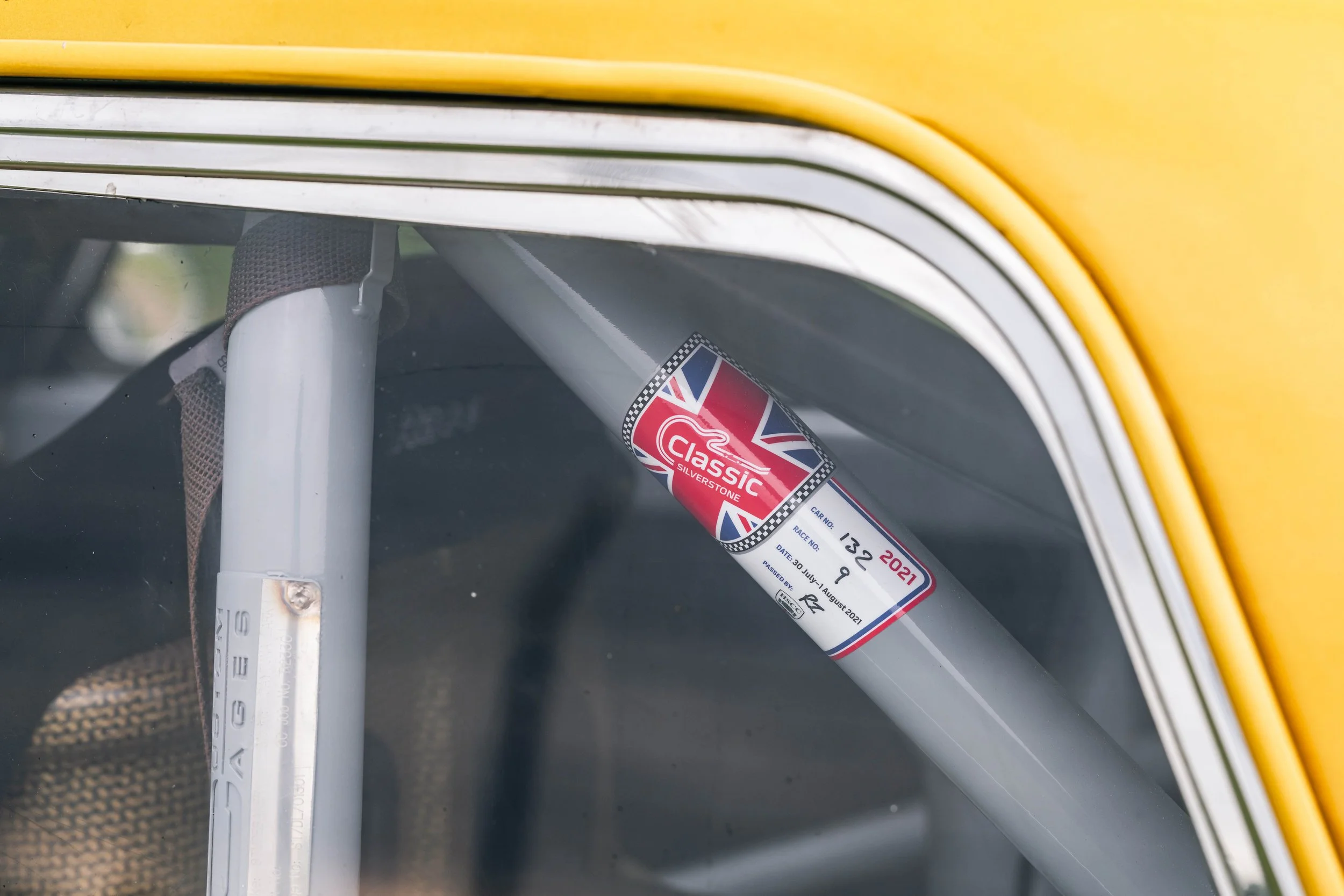 Studebaker Lark Daytona – gold roof detail with race preparation sticker, white and gold livery