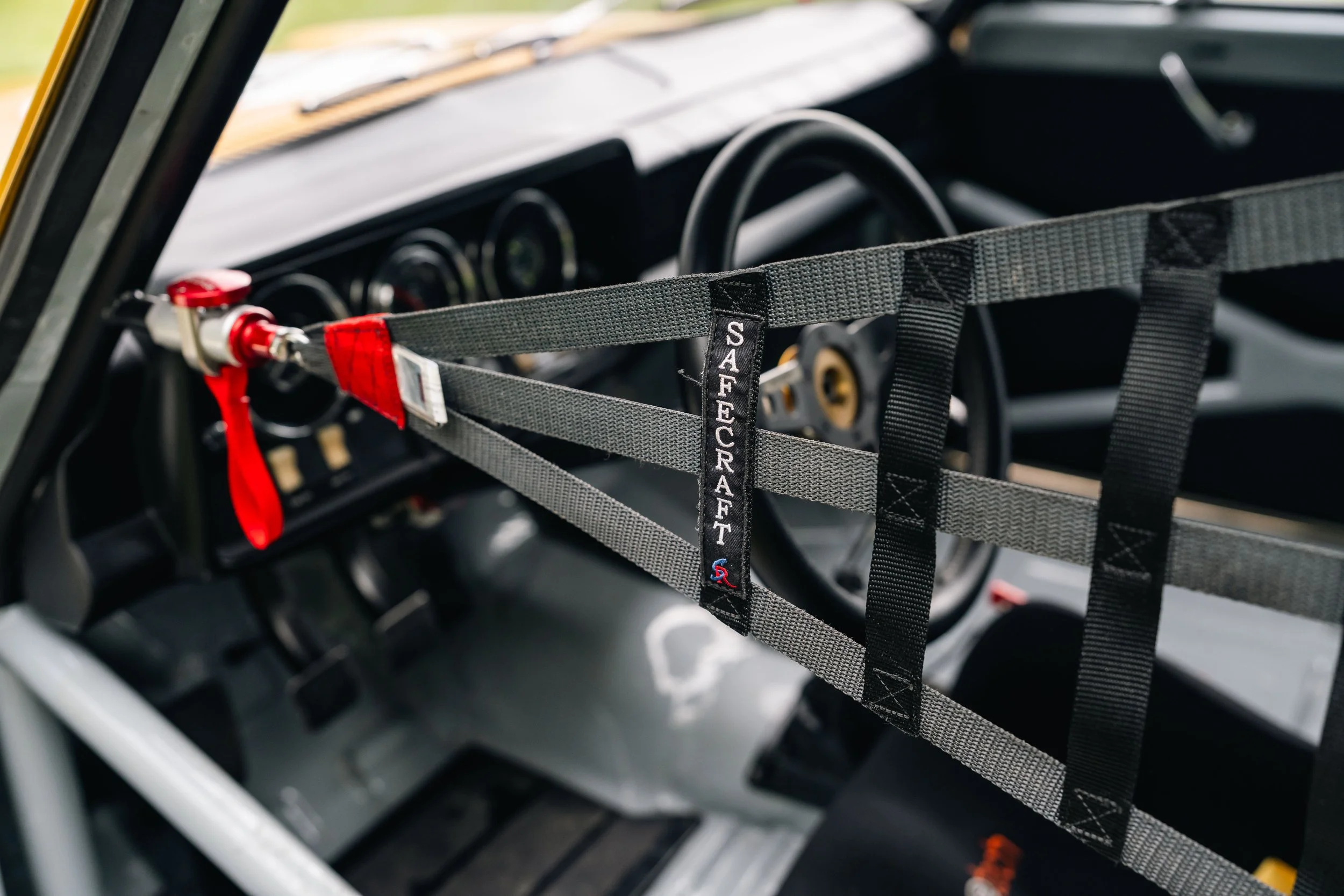 Studebaker Lark Daytona – harness and safety belt detail, race prepared interior