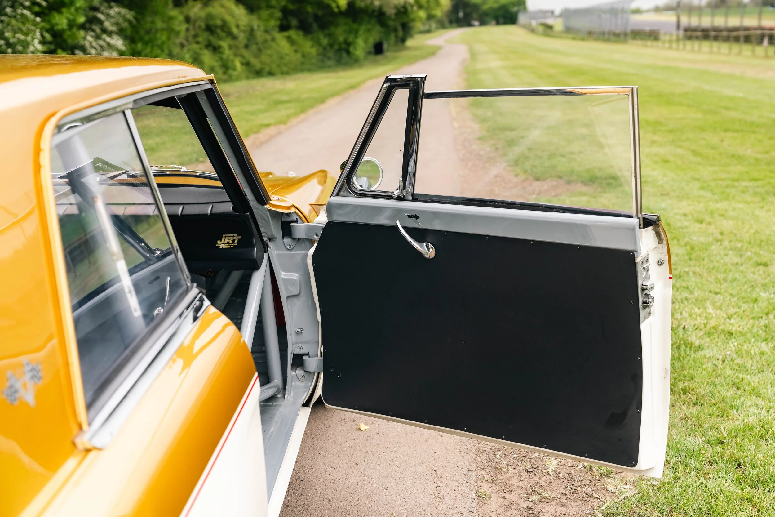 Studebaker Lark Daytona – door aperture, white and gold livery, circuit setting