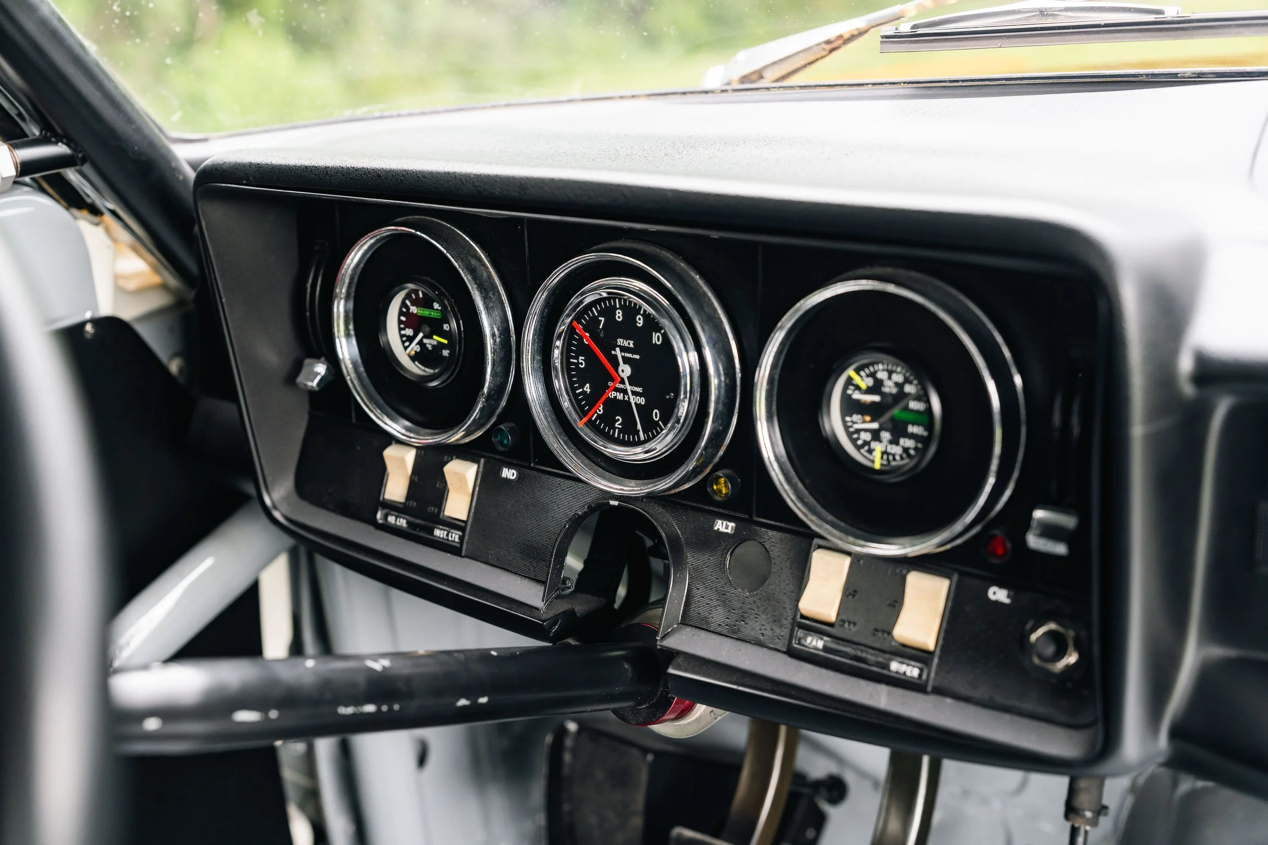 Studebaker Lark Daytona – dashboard gauges and instrumentation detail, race prepared