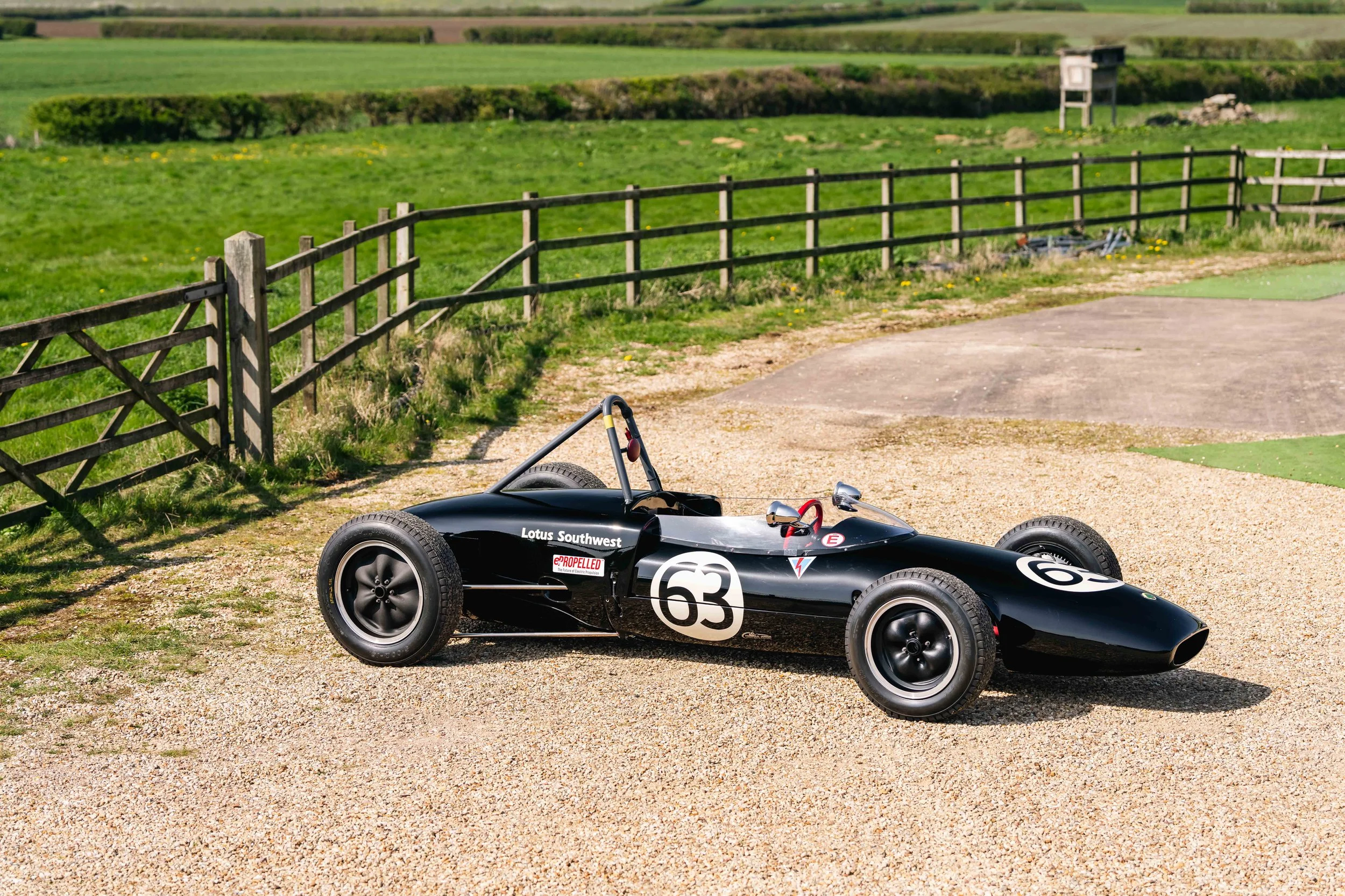 Lotus 20 Formula Junior – side three-quarter, chassis 20-J-905, black livery, bodywork and roll hoop