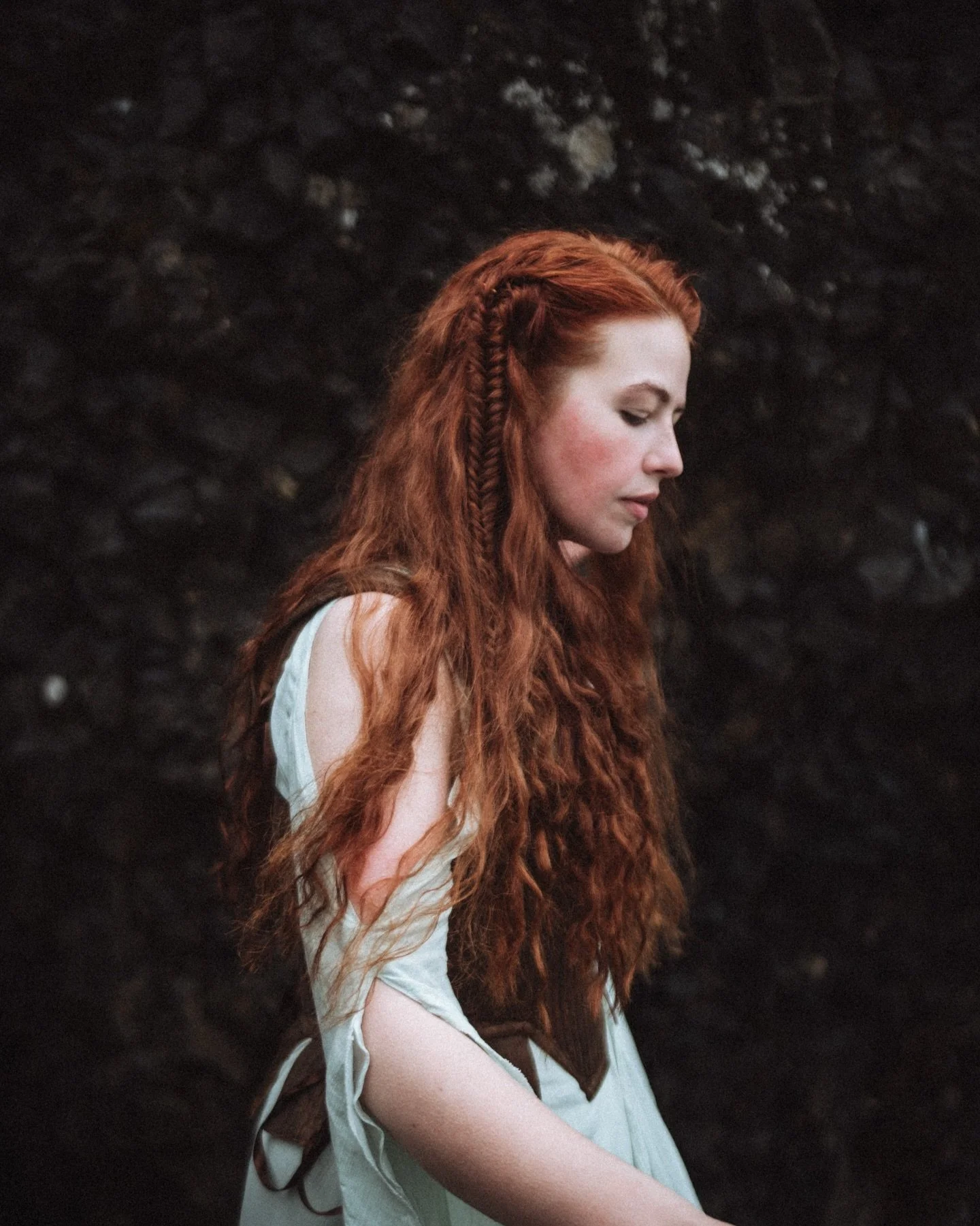 Through bramble and briar
Under ash and oak
I went to find the hidden folk
They gave me guns and riches
Cut gold thread with their teeth
Every night I went to see them, no, I did not sleep
And every cup they brought to me
Oh, you know I dared
Drink d