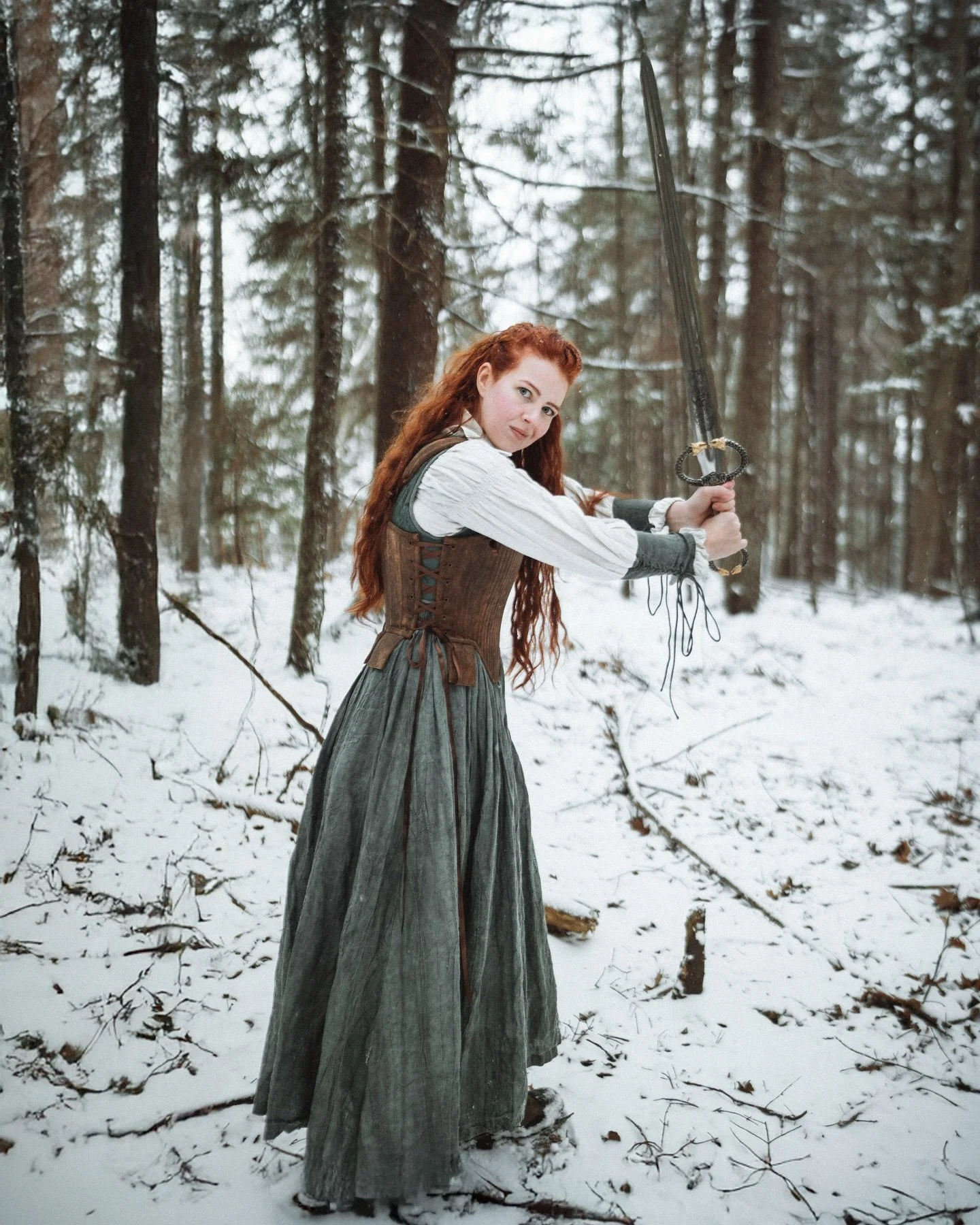 Well yeah of course I went out for a portrait shoot during our first snowfall of the season.
(Not like it was also my birthday or anything👀)

Featuring my beautiful Scotland souvenir from @theknightsvault 

Corset from @french.meadows
#fantasyphotog