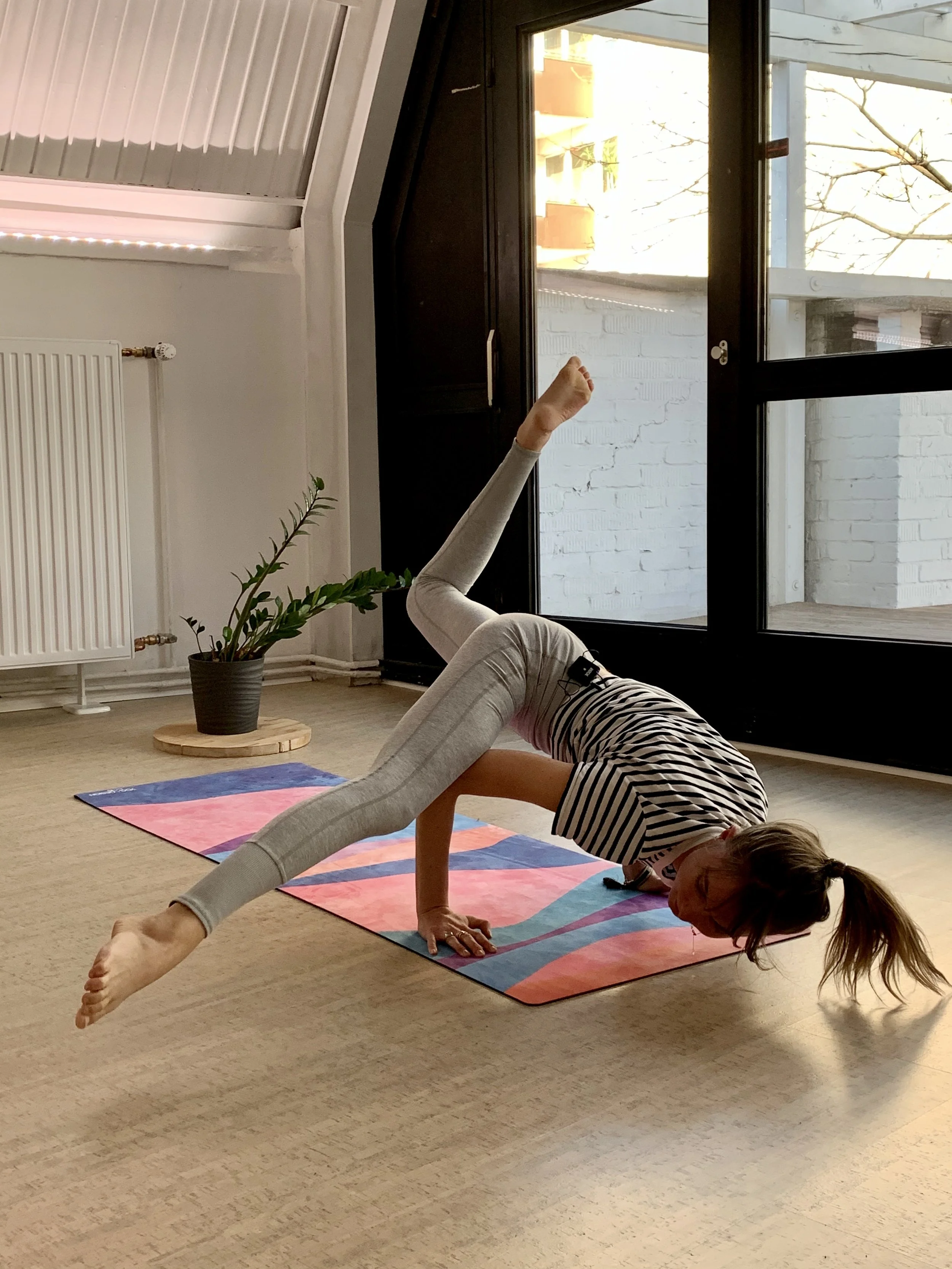 Arm Balances Workshop in Düsseldorf with Alexandra Meffert at Light Space Movement Boutique Studio