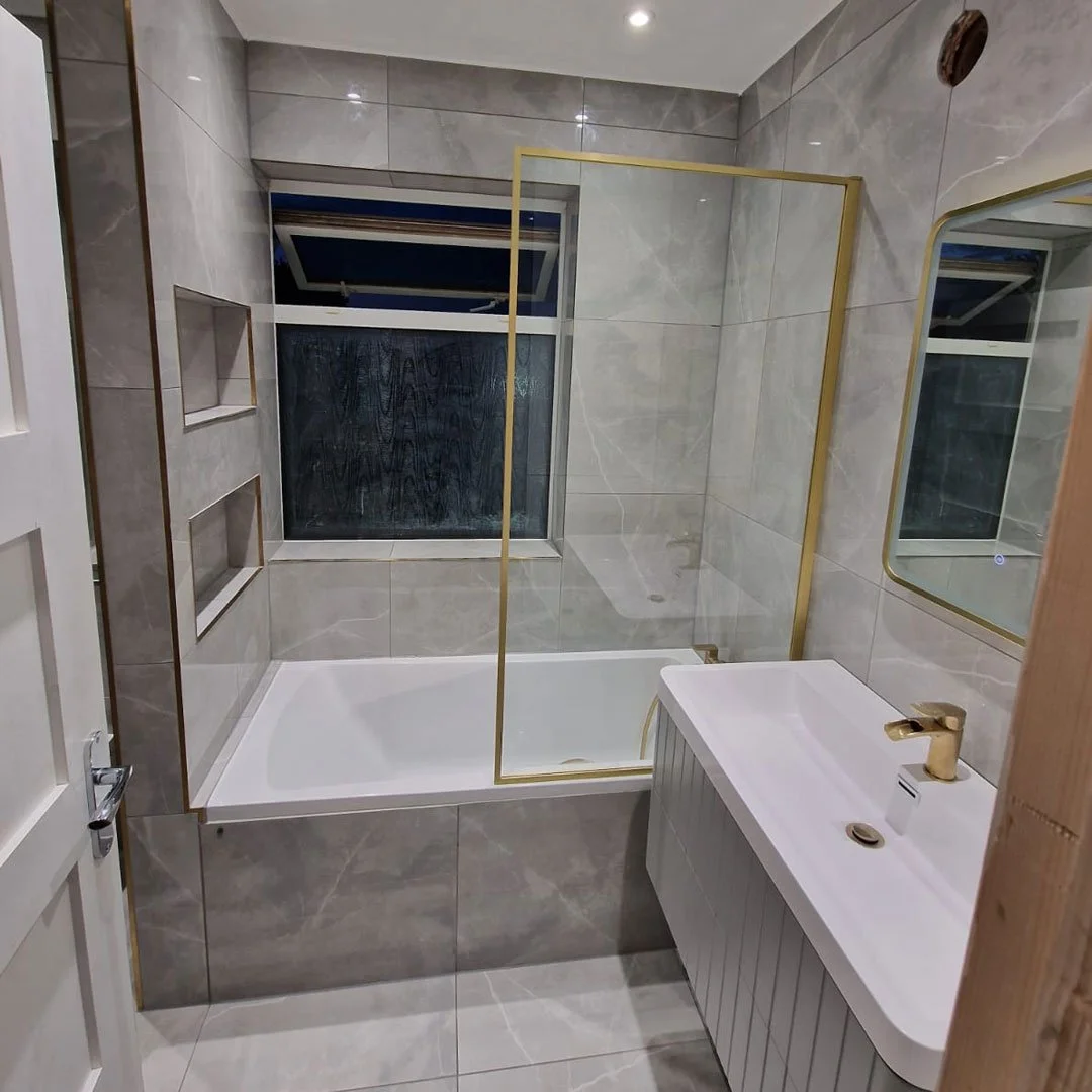 ComesHandy-bathroom.jpg