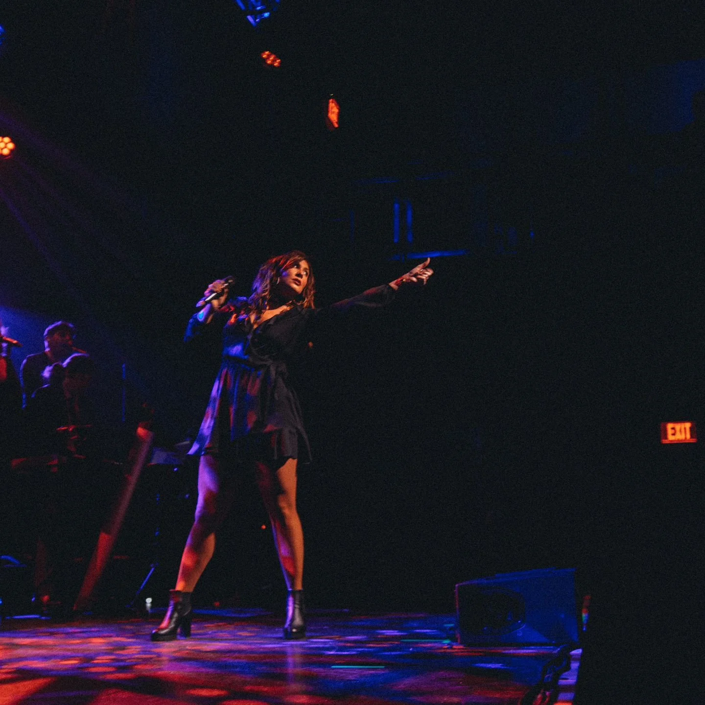 Reaching for the &quot;add to cart&quot; button on Black Friday like:
 
😘 Thank you for an amazing, packed house last night @thevogelnj ! This @amywinehousecelebration run has been magical and the perfect way to dive into the holiday season. Much th