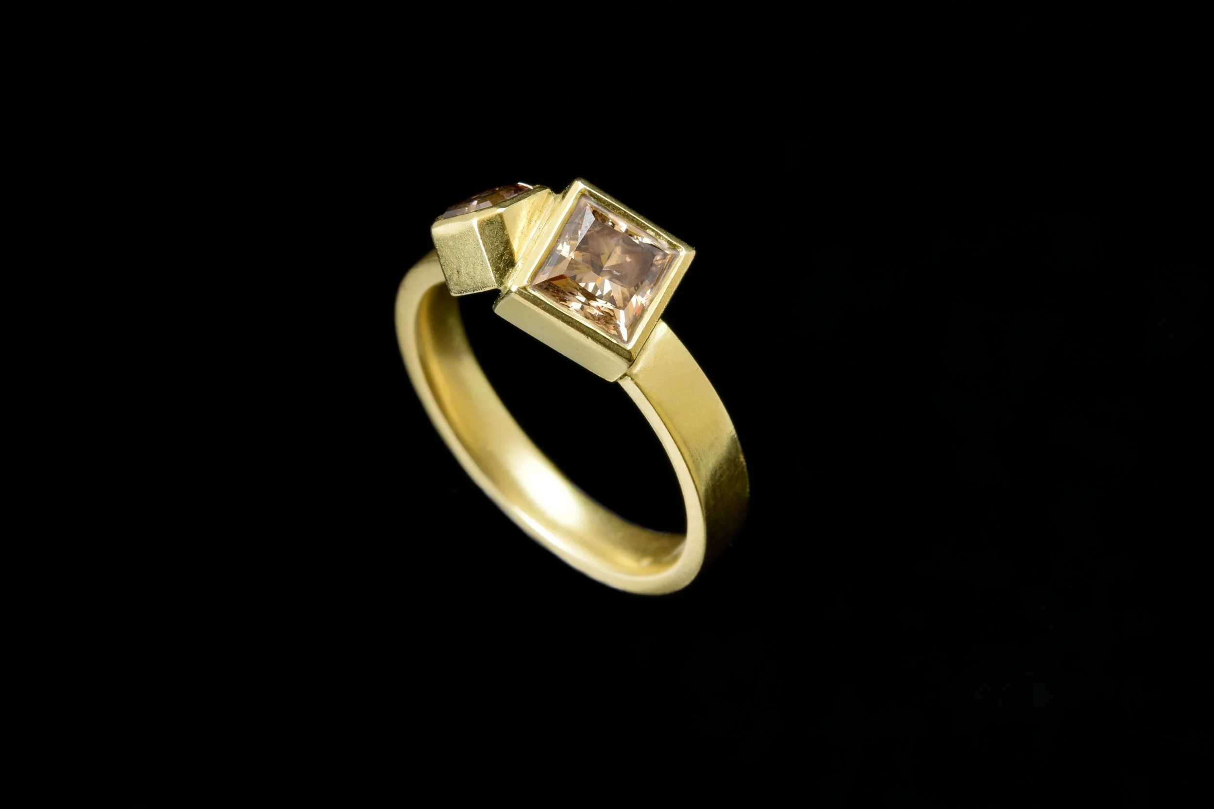 18ct gold ring set with two champagne diamonds