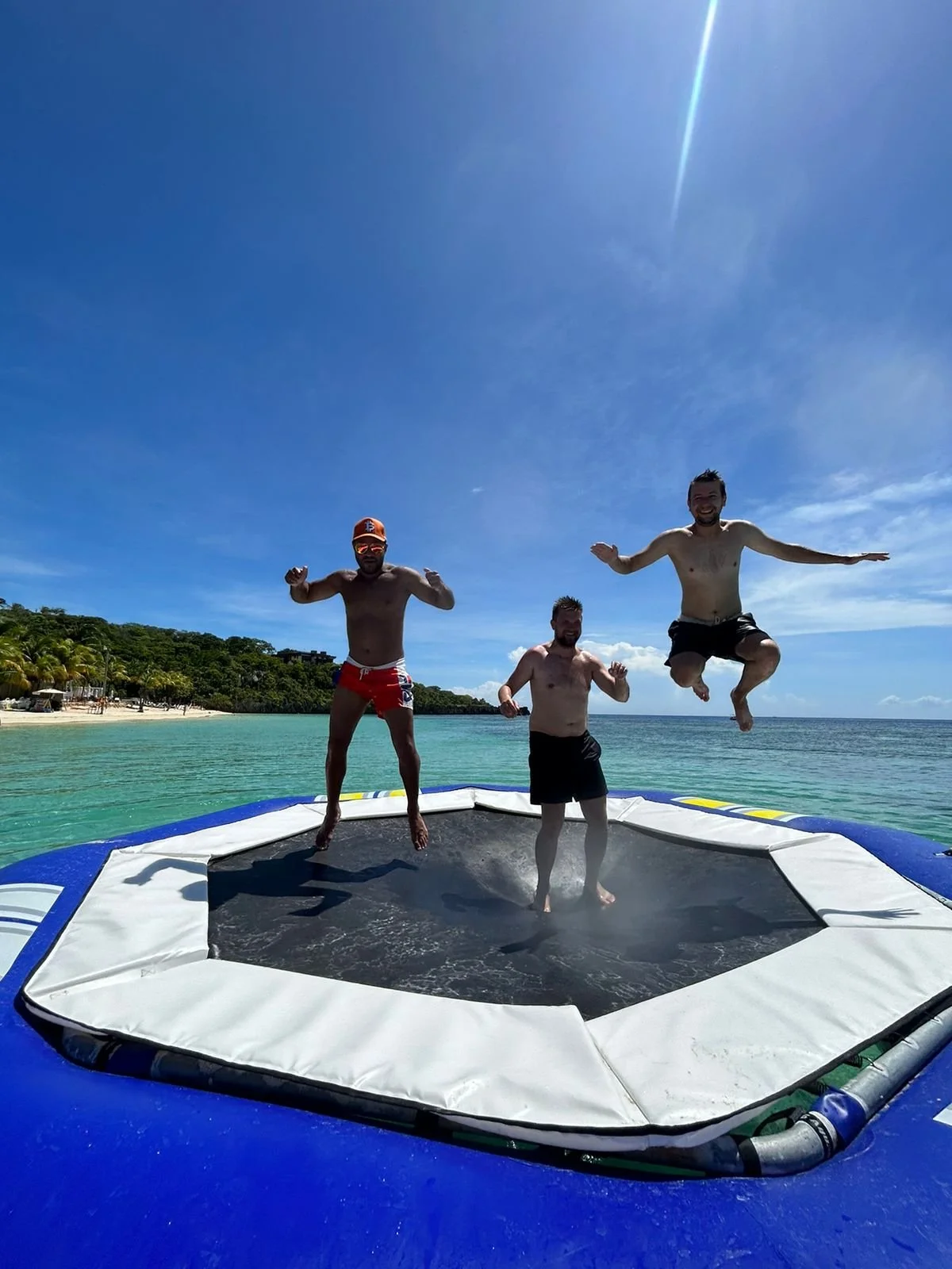 vodná trampolína v Bitcoin Paradise