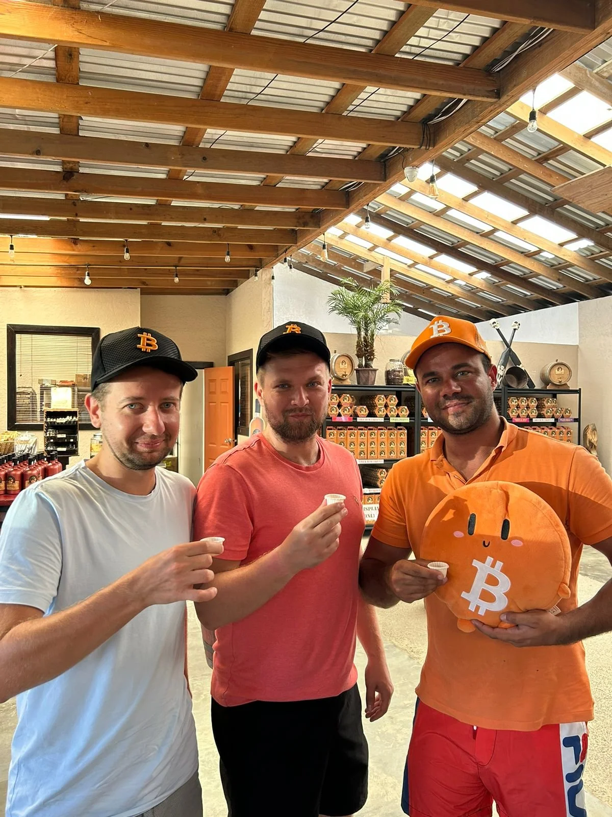 Ochutnávka remeselného rumu na Roatane s Bitcoinom