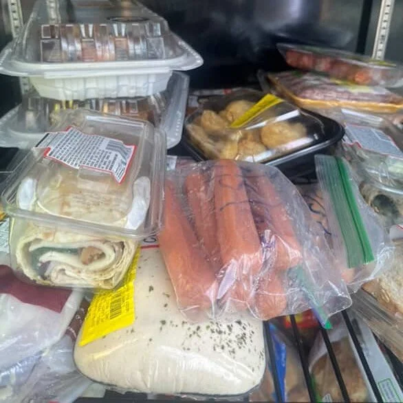 Community drop off 🥦🥒🥔🧅🫜

Reminder! You do not need to be a fridge volunteer to fill the fridge. Drop by with as little or as much as you want as long as you are following our donation guidelines in our highlights! 

Thanks for filling the fridg