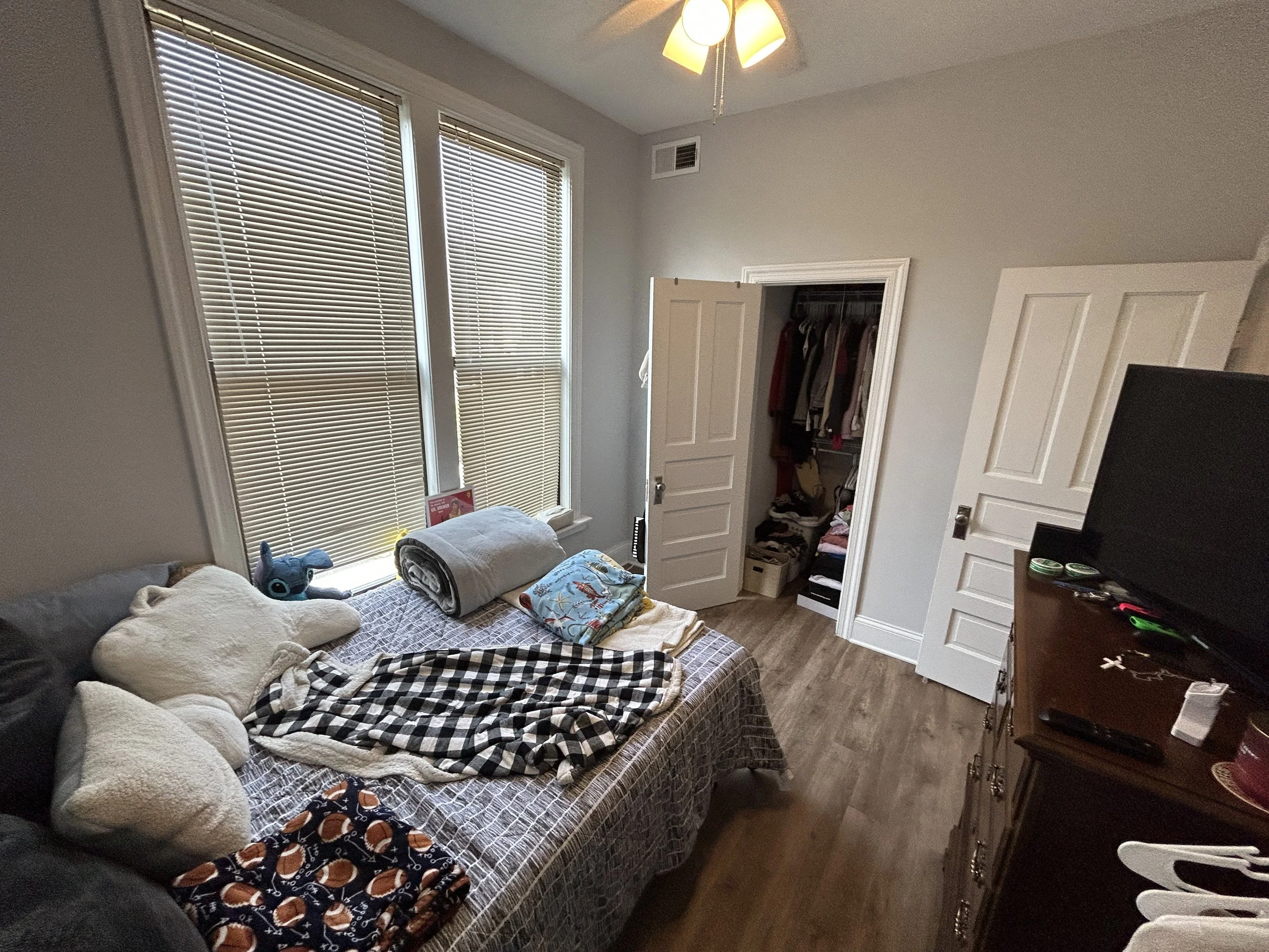 9 1049-2 Bedroom 1.jpg