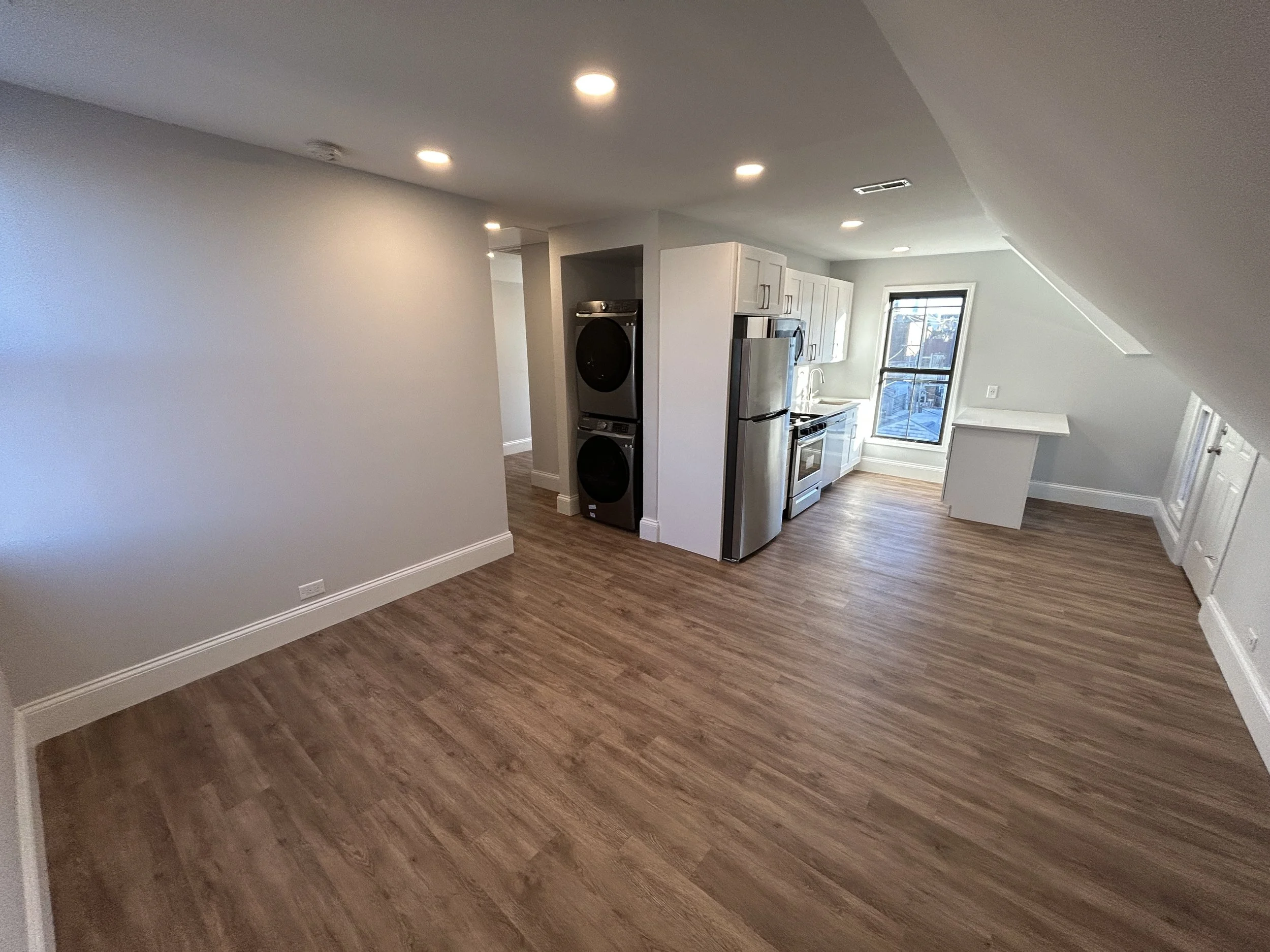 2 1049 3 Dining Kitchen.jpg