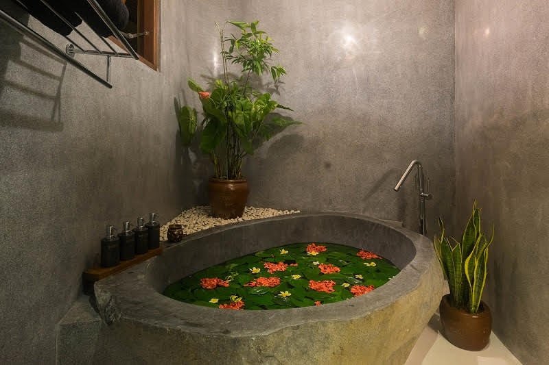 Enchanted Garden - Bath Tub.jpg